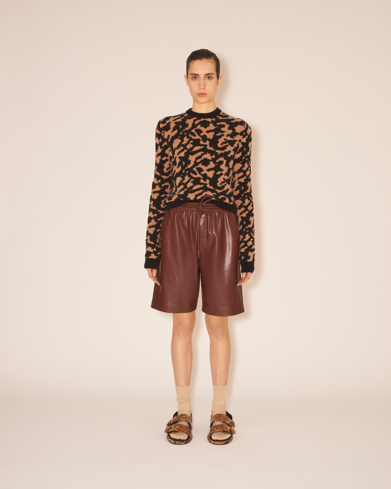 MUNIRA - Karate silouette OKOBOR™ alt-leather shorts - Hay - 2