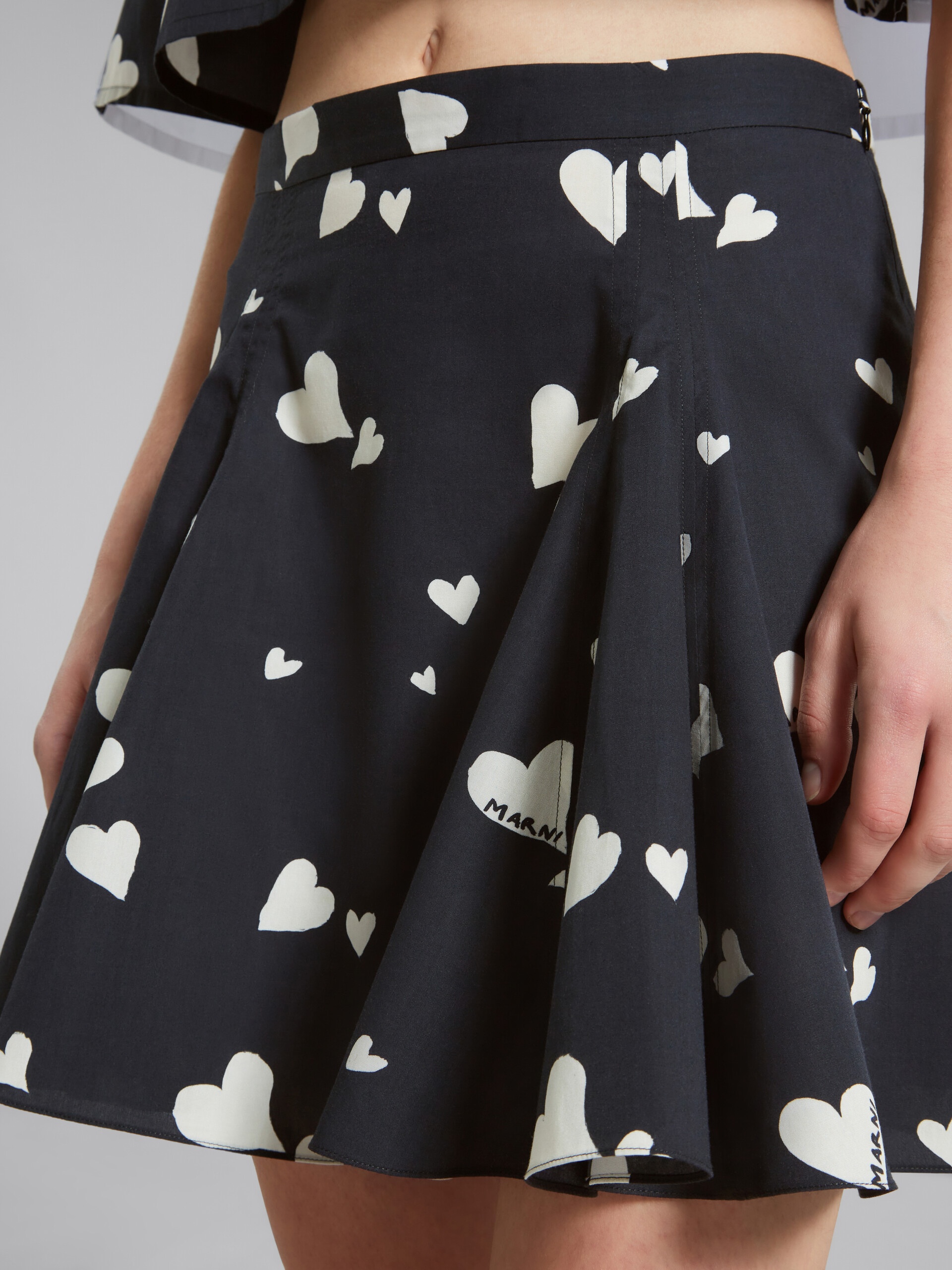 BLACK POPLIN SKIRT WITH BUNCH OF HEARTS PRINT - 4