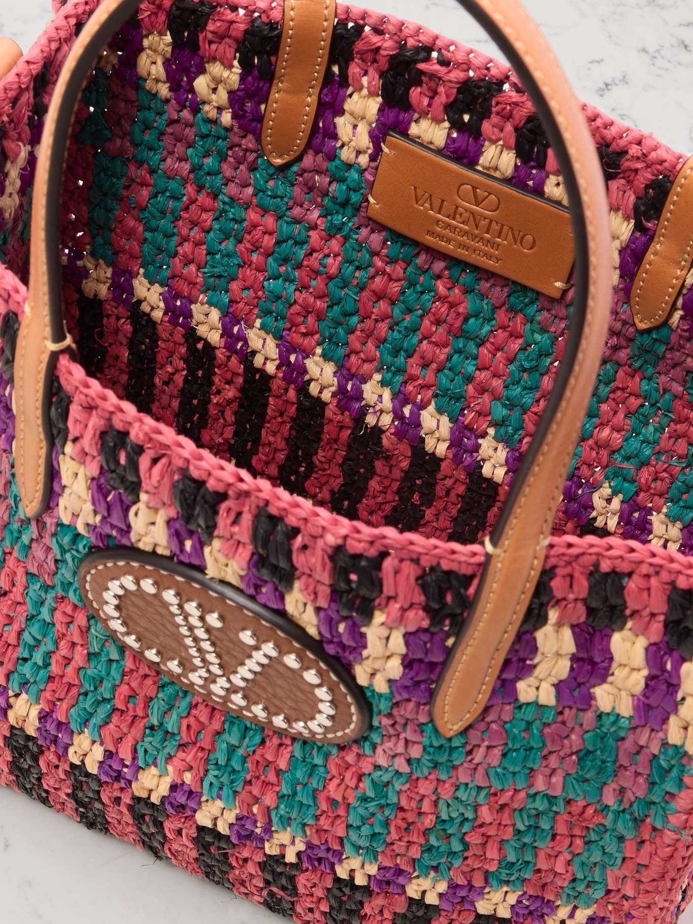 VLogo studded leather-trimmed raffia tote Multi - 5