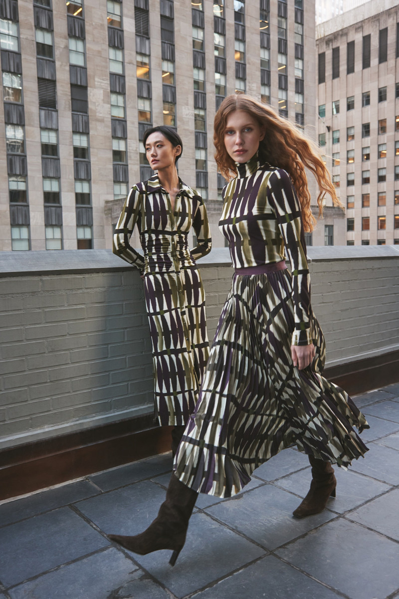 Cara Cara Suzie Top
Sleek, Fitted Mock-Turtleneck in Luxurious Printed Slinky Jersey outlook