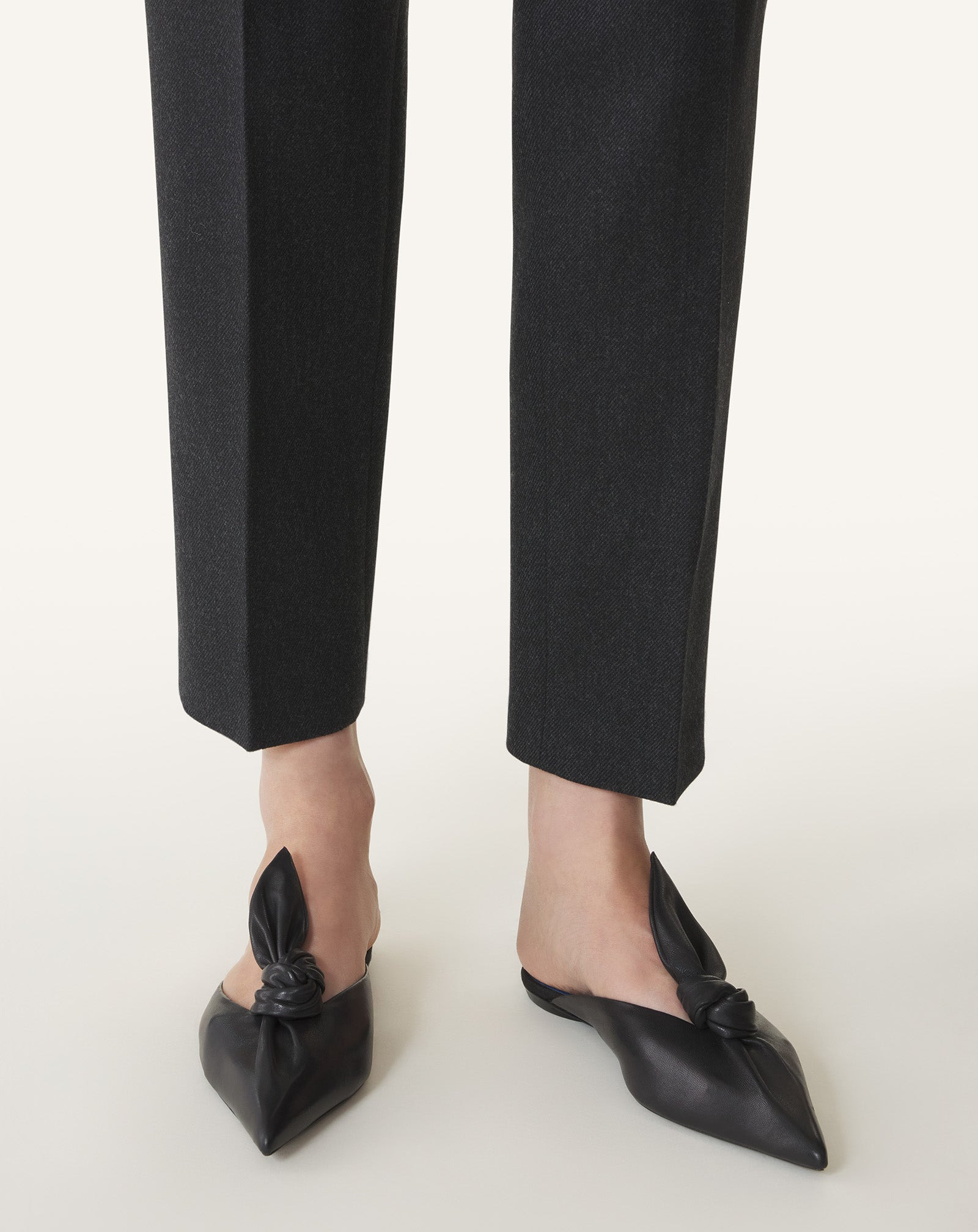 MIDNIGHT STEP LEATHER BOW MULE - 6