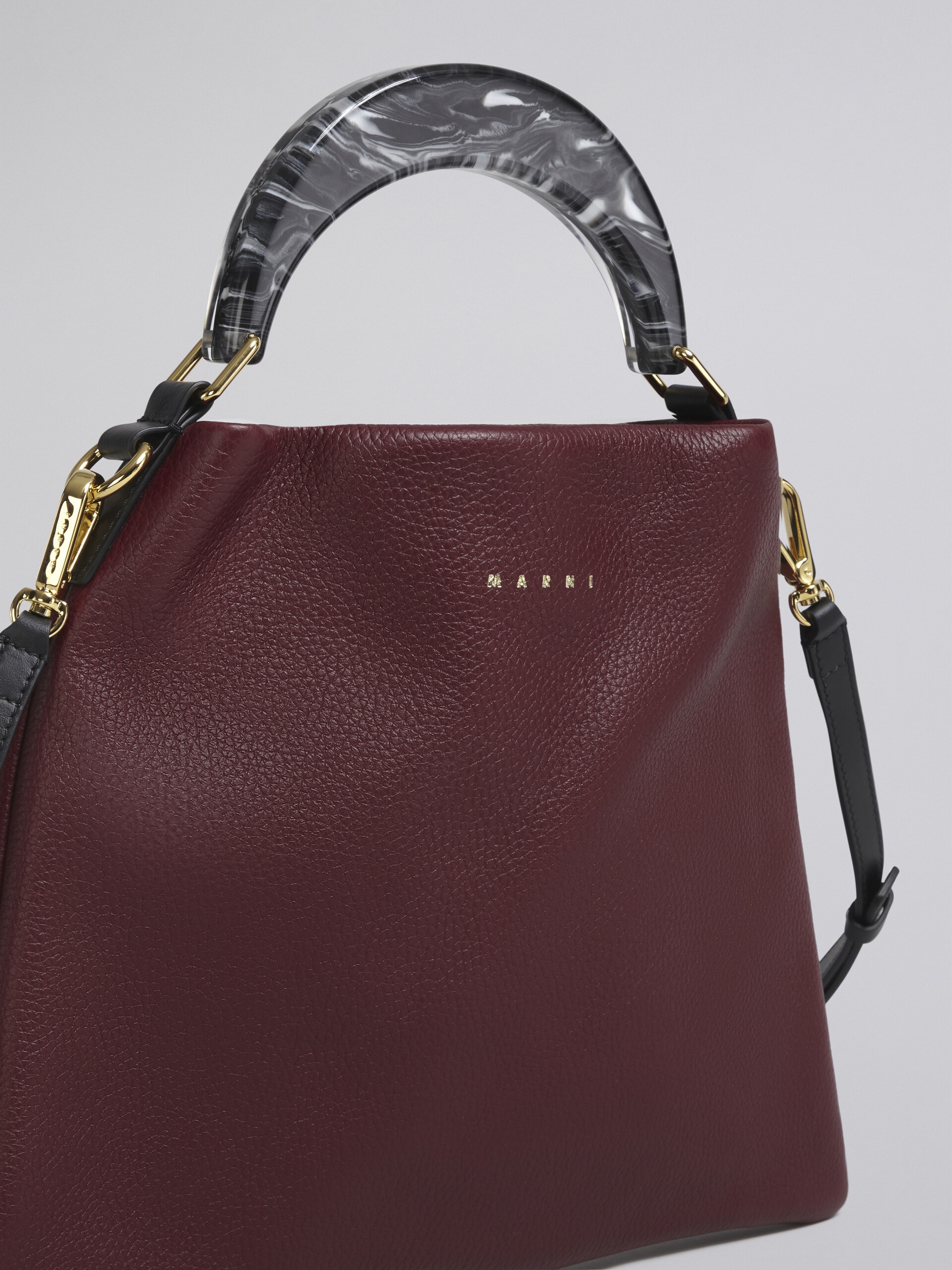 HOBO BAG IN RED GRAINED CALFSKIN AND RESIN HANDLE - 4