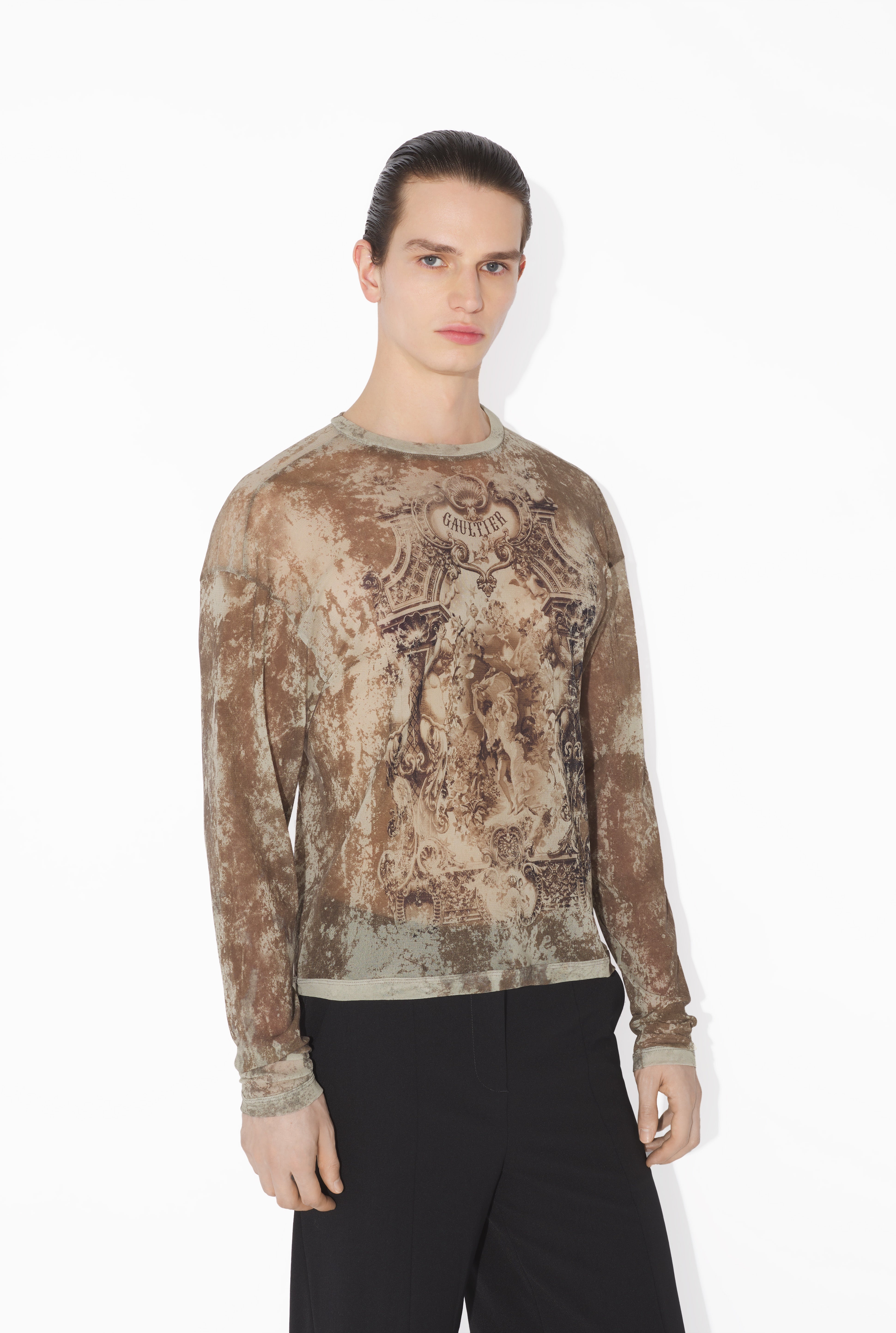 THE OVERSIZED BEIGE MÉDAILLON TOP - 7