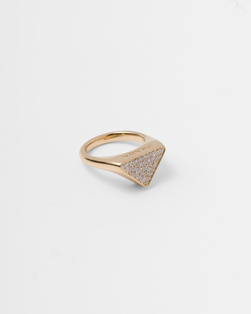 Eternal Gold signet ring in yellow gold with diamonds 3