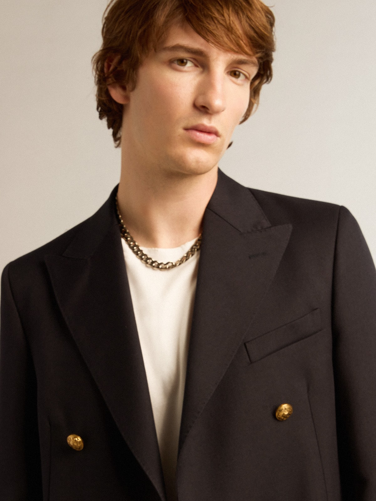 Double-breasted men’s blazer in dark blue with gold-colored buttons - 2