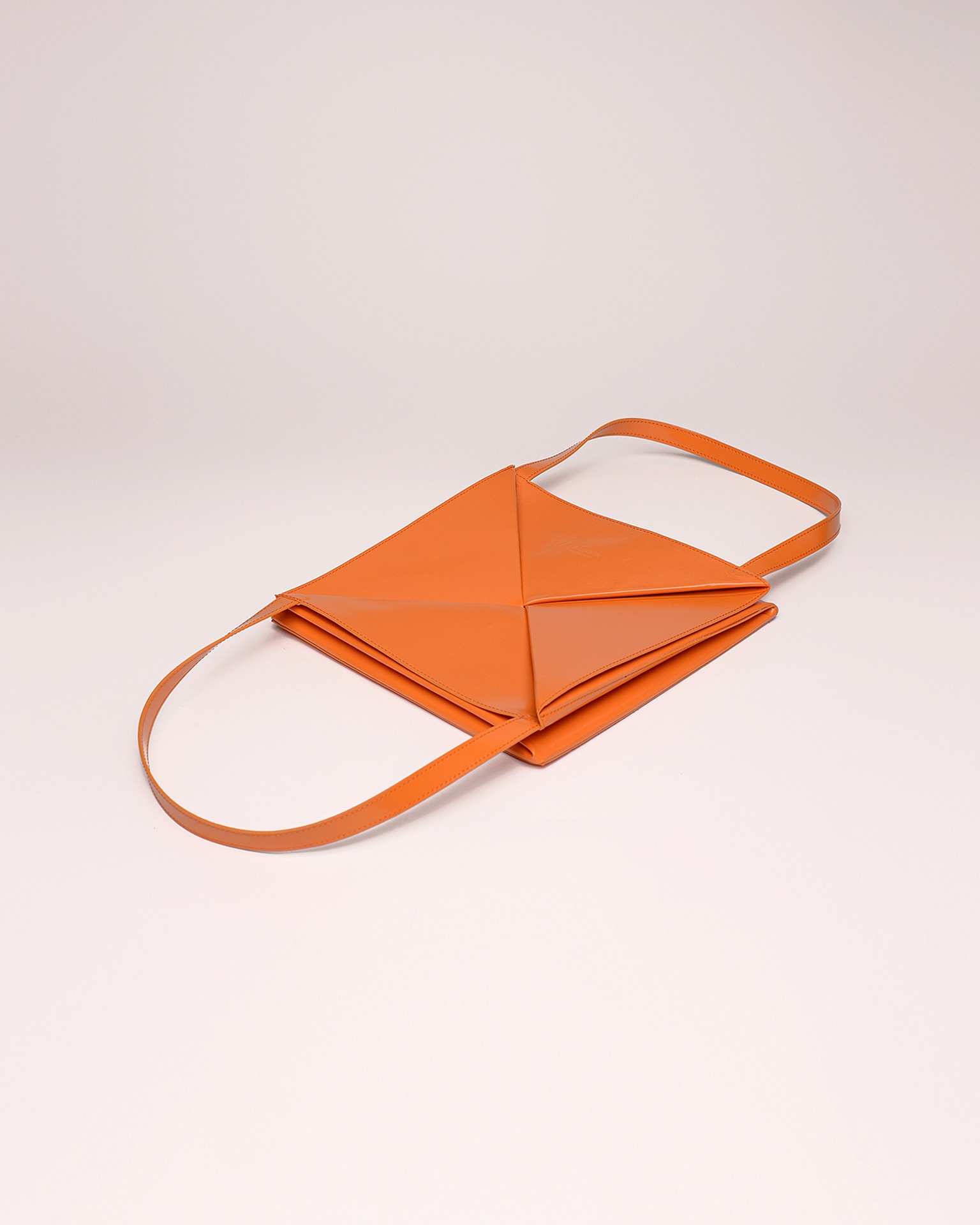 THE ORIGAMI TOTE - Patent vegan leather tote - Orange - 2