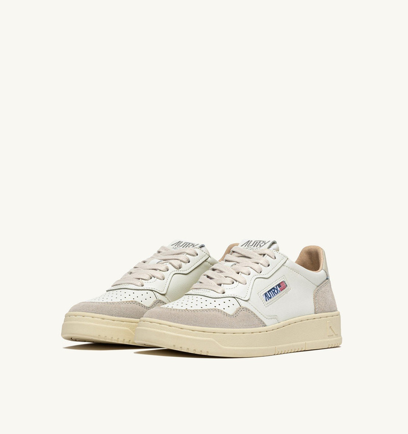 AUTRY MEDALIST LOW SNEAKERS IN WHITE AND PELICAN SUEDE AND LEATHER outlook