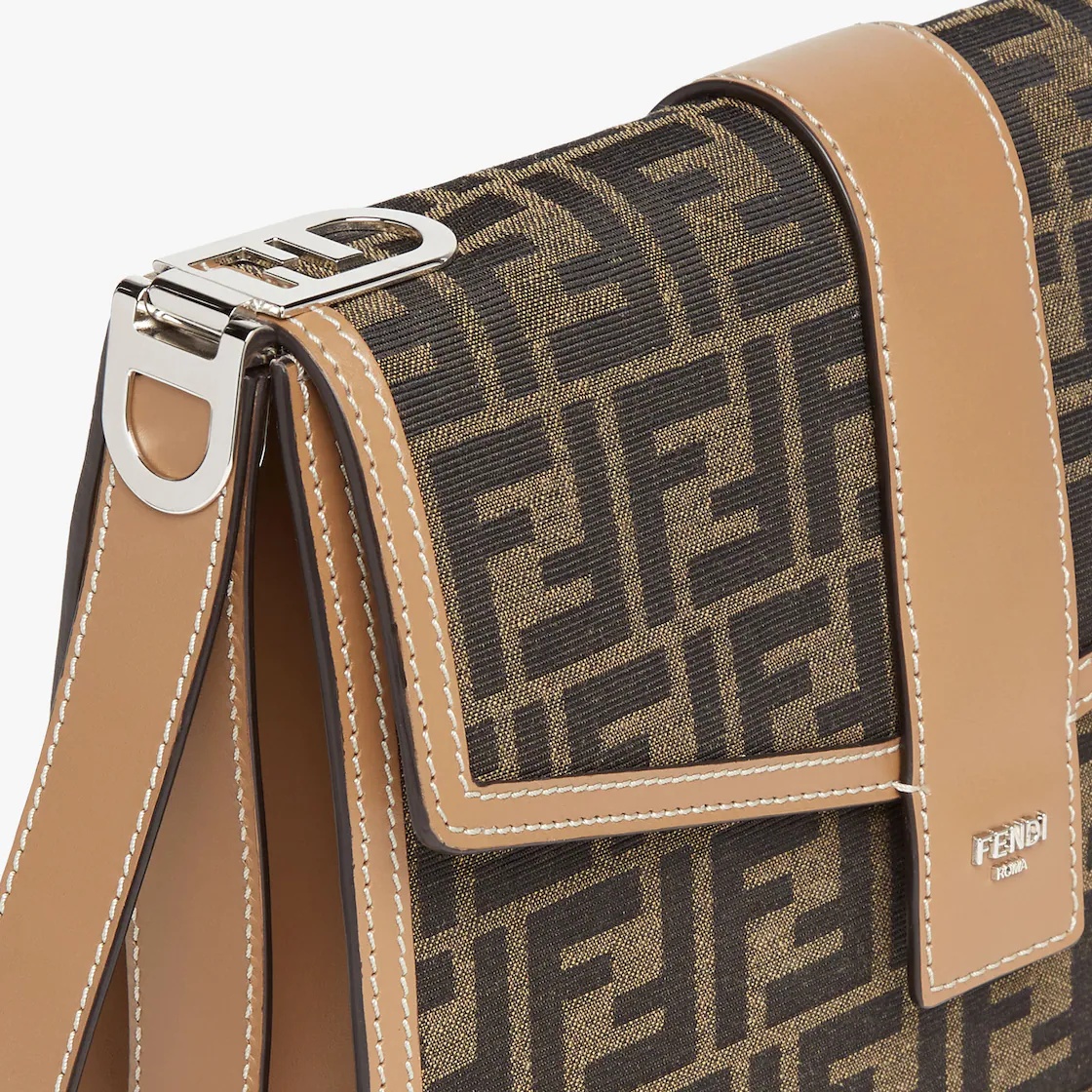Clutch with flap and magnetic clasp. Bracelet handle with O’Lock detail. Lined interior divided into - 5