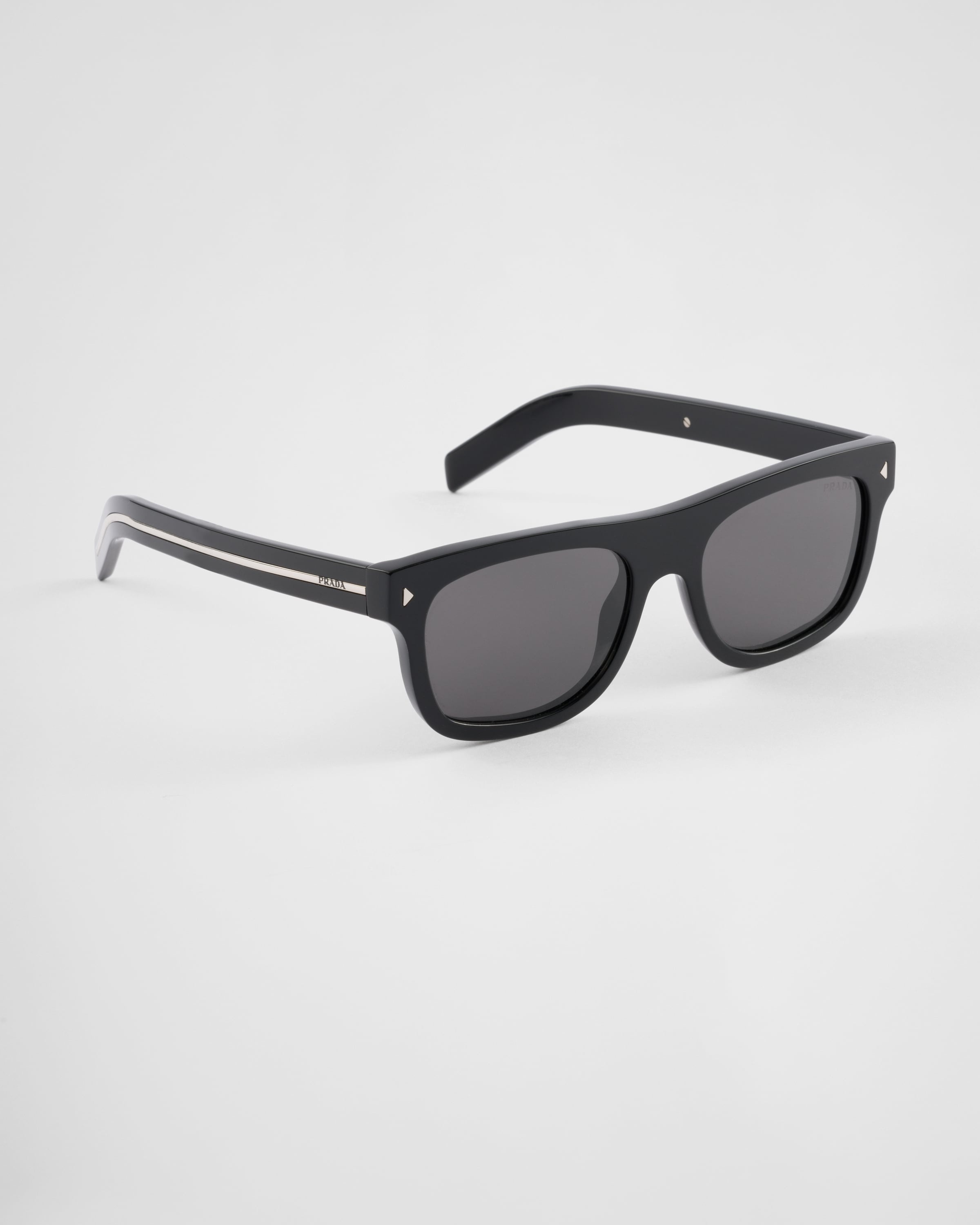 Sunglasses with the iconic metal plaque - 3