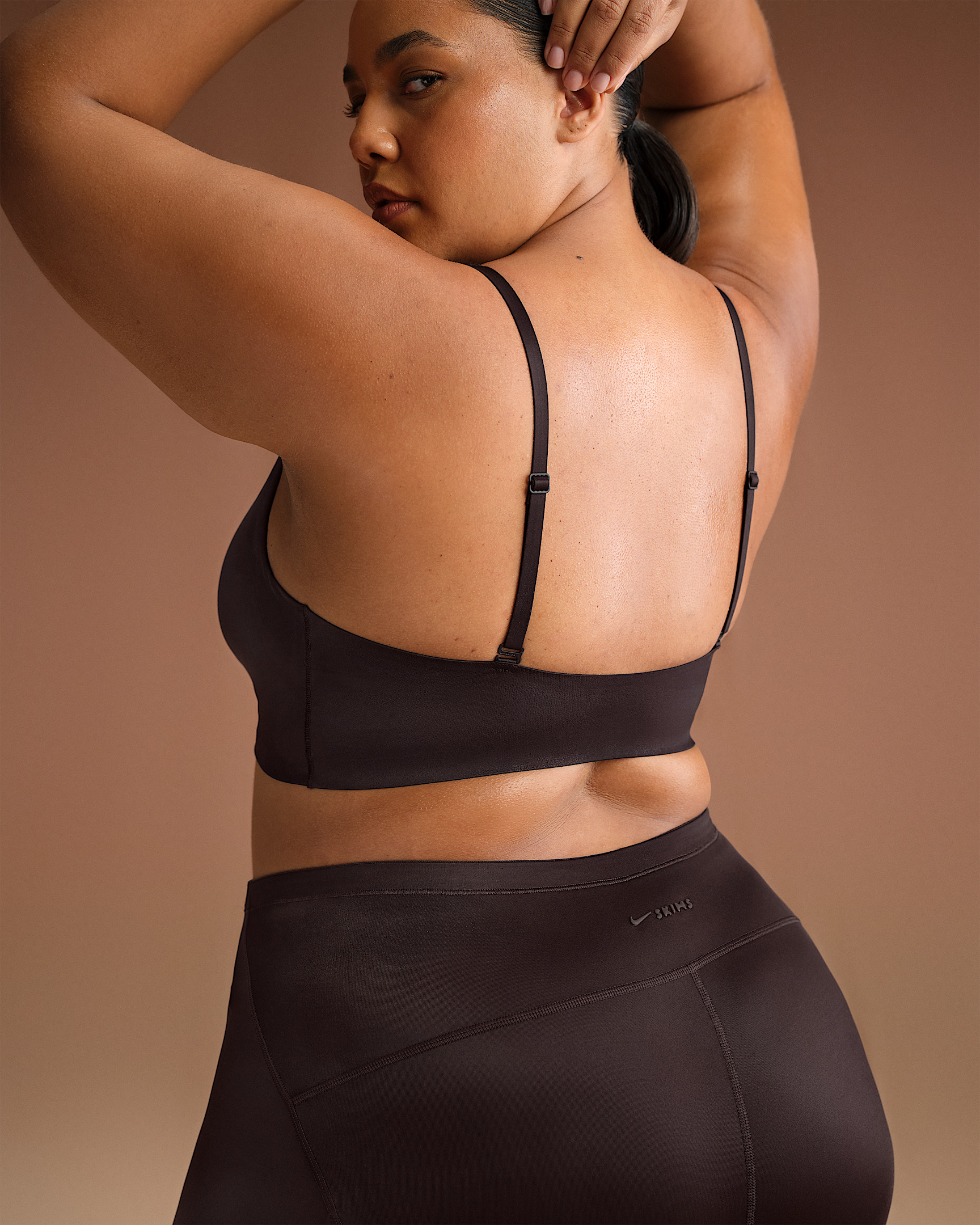 NikeSKIMS Shine Women's V-Neck Bra - 8