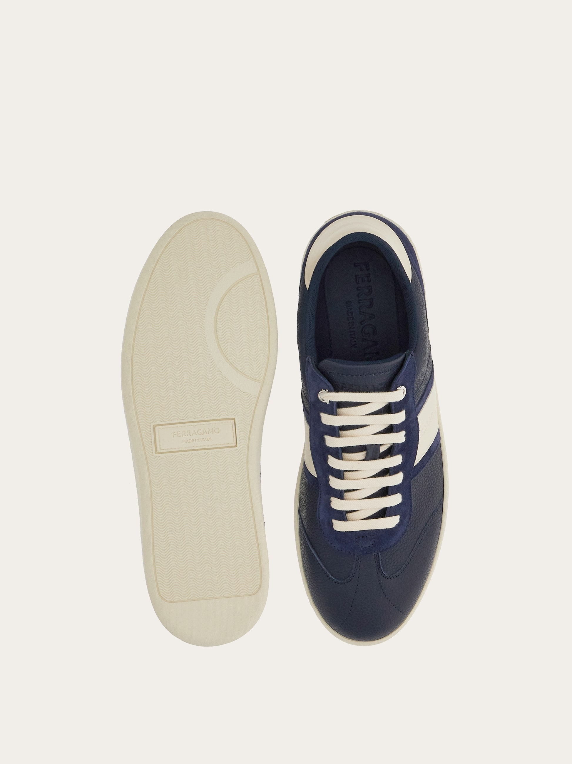 Low top sneaker with signature - 5