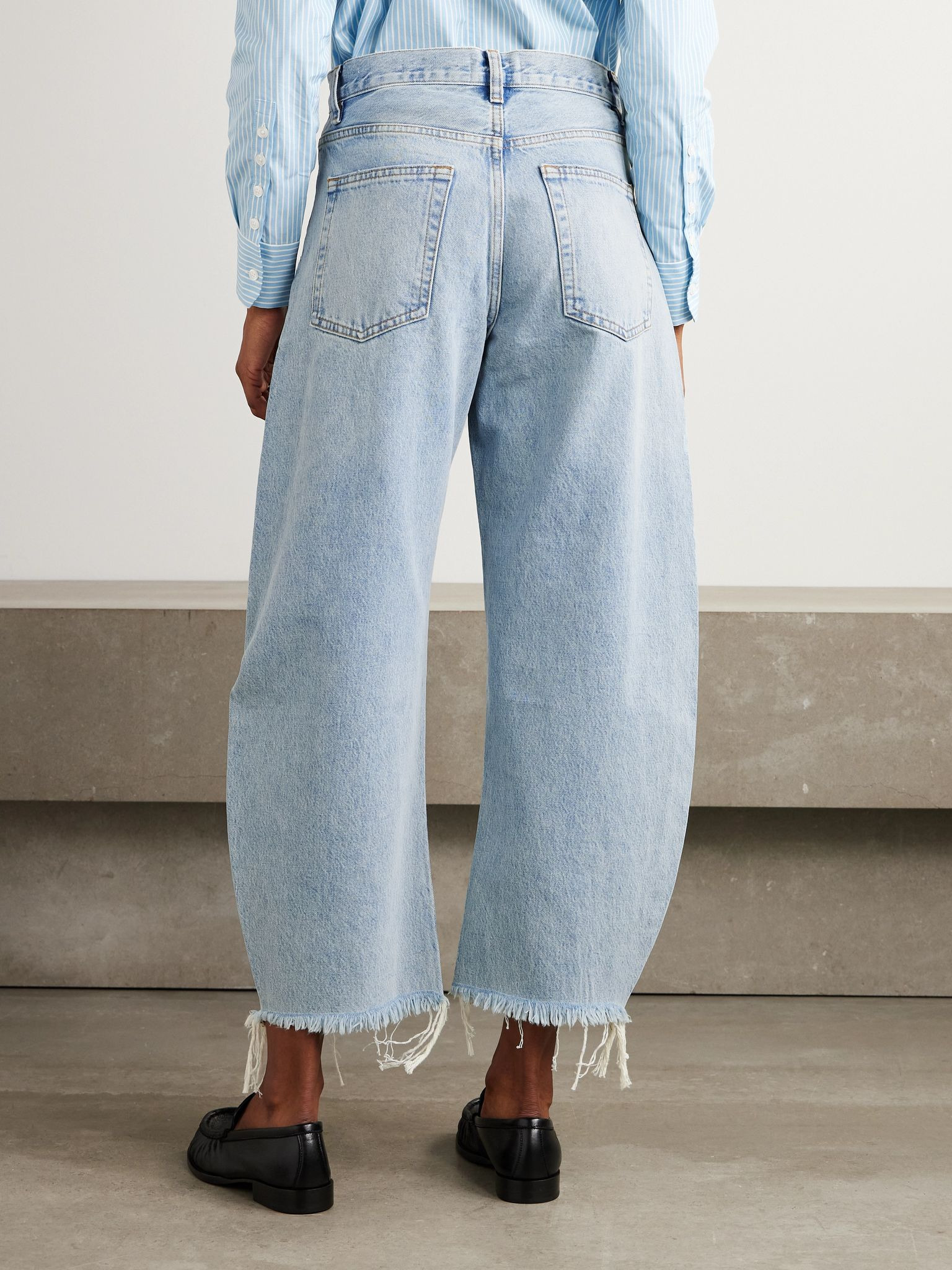 The Bubble Crop frayed high-rise barrel-leg jeans Light denim - 4