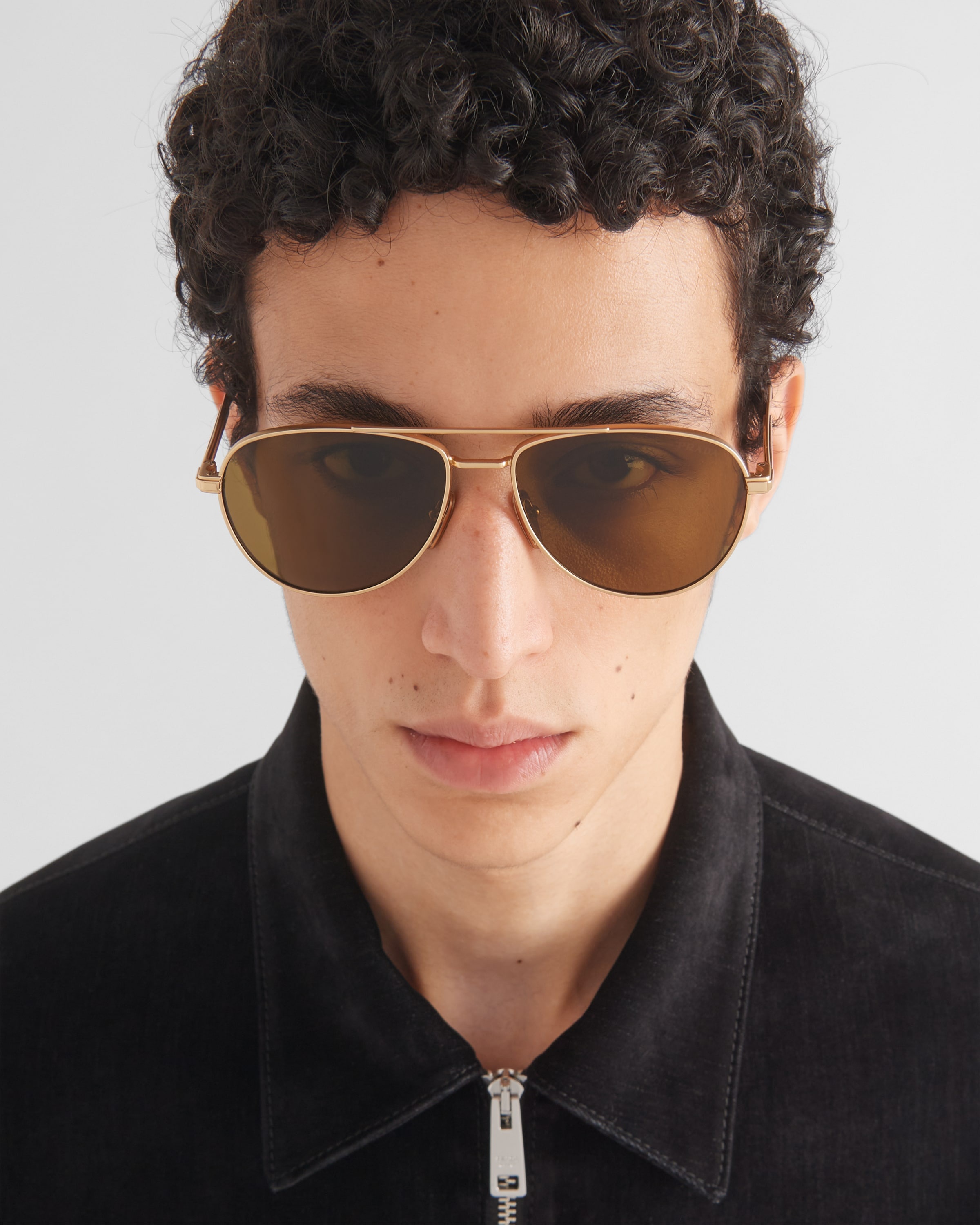 Sunglasses with iconic metal plaque - 6