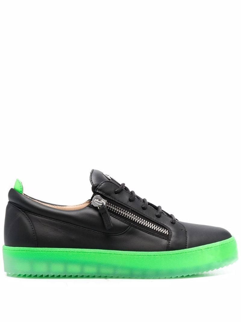 contrasting-sole low-top sneakers - 1