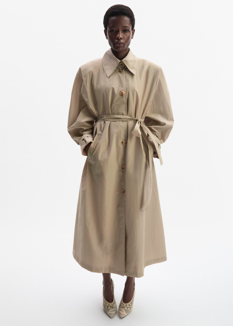 MAGDA BUTRYM Belted trench coat in beige outlook