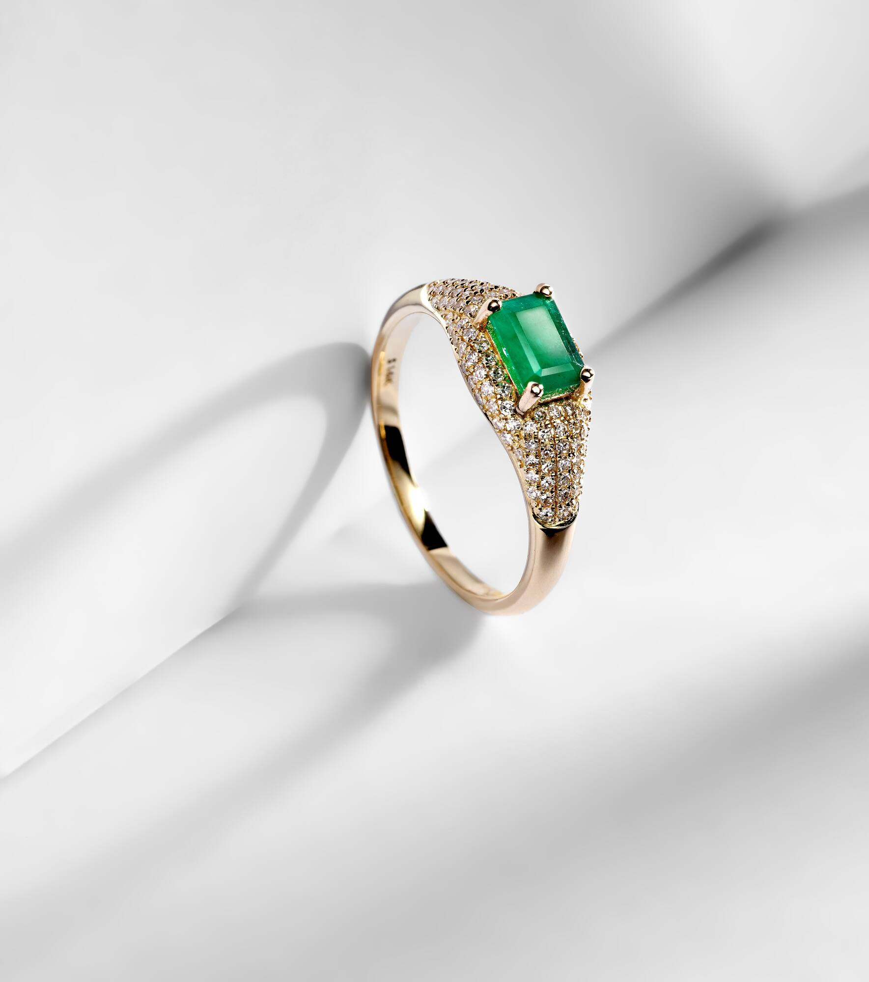 14kt gold ring with emerald and diamonds - 5