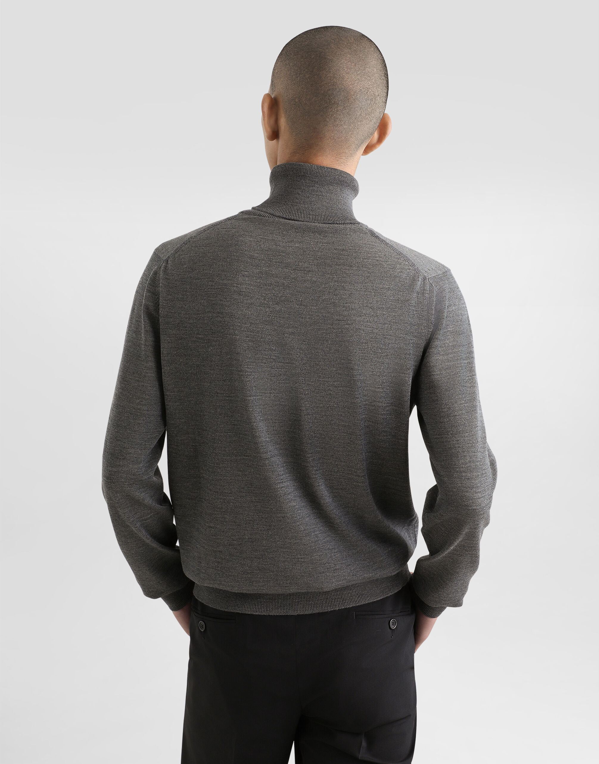 Wool turtle-neck sweater with branded tag - 5