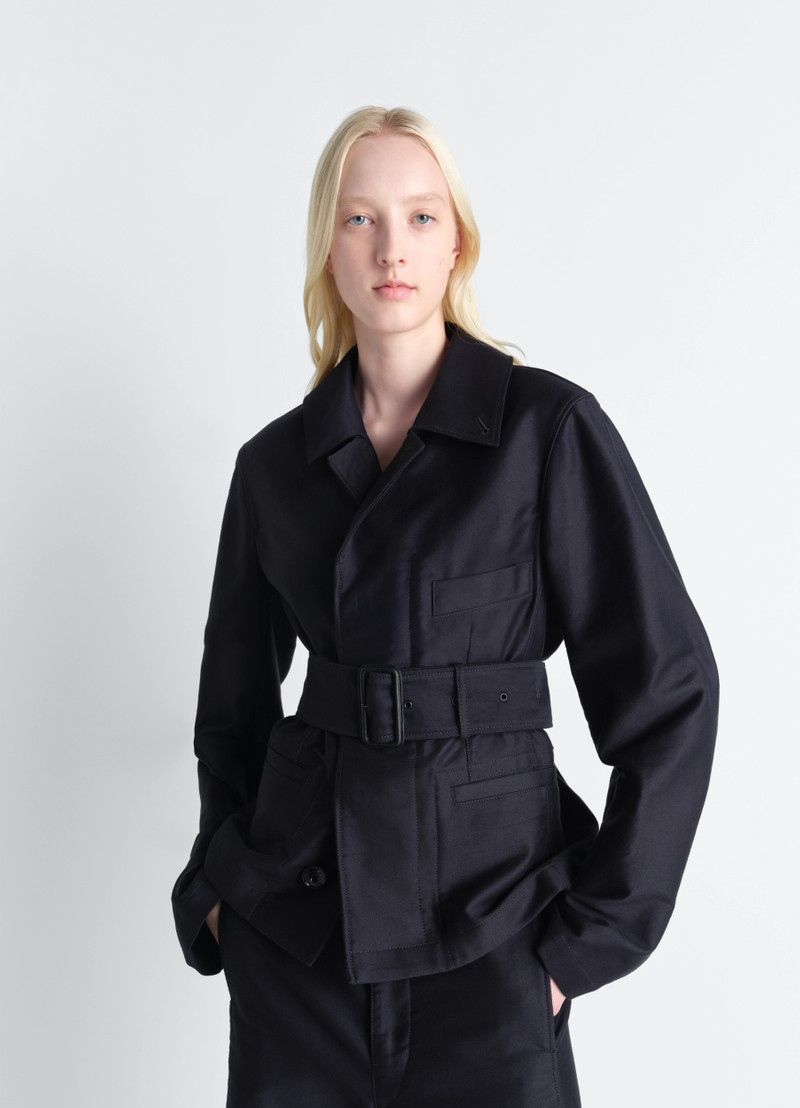 Lemaire BELTED UTILITY JACKET IN COTTON SATIN outlook
