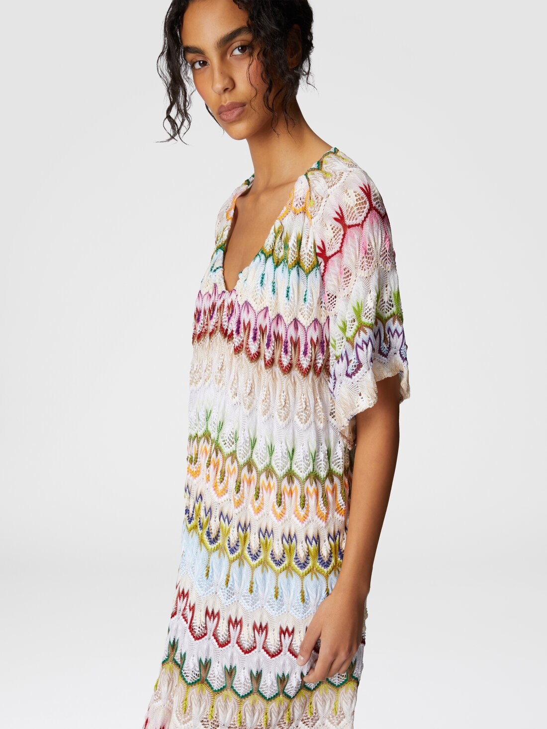 Short dress with V-neck in lace - 5