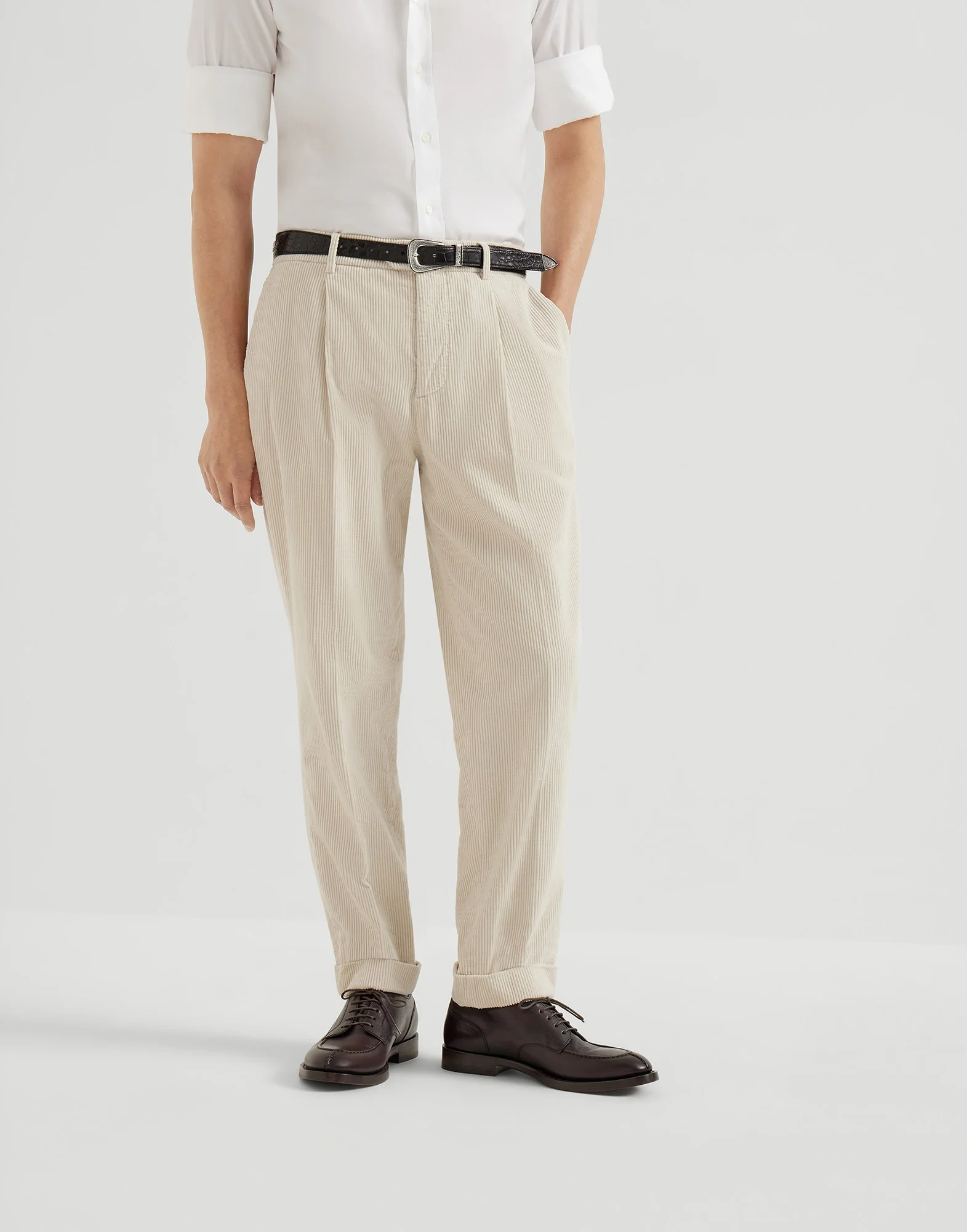 Garment-dyed leisure fit trousers in cotton corduroy with pleat - 1
