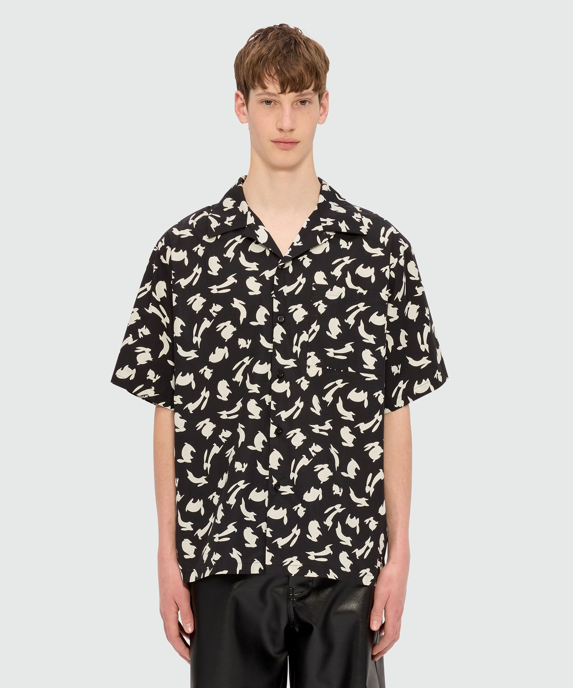 Black poplin bowling shirt with "Follow the Rabbit®" print - 2