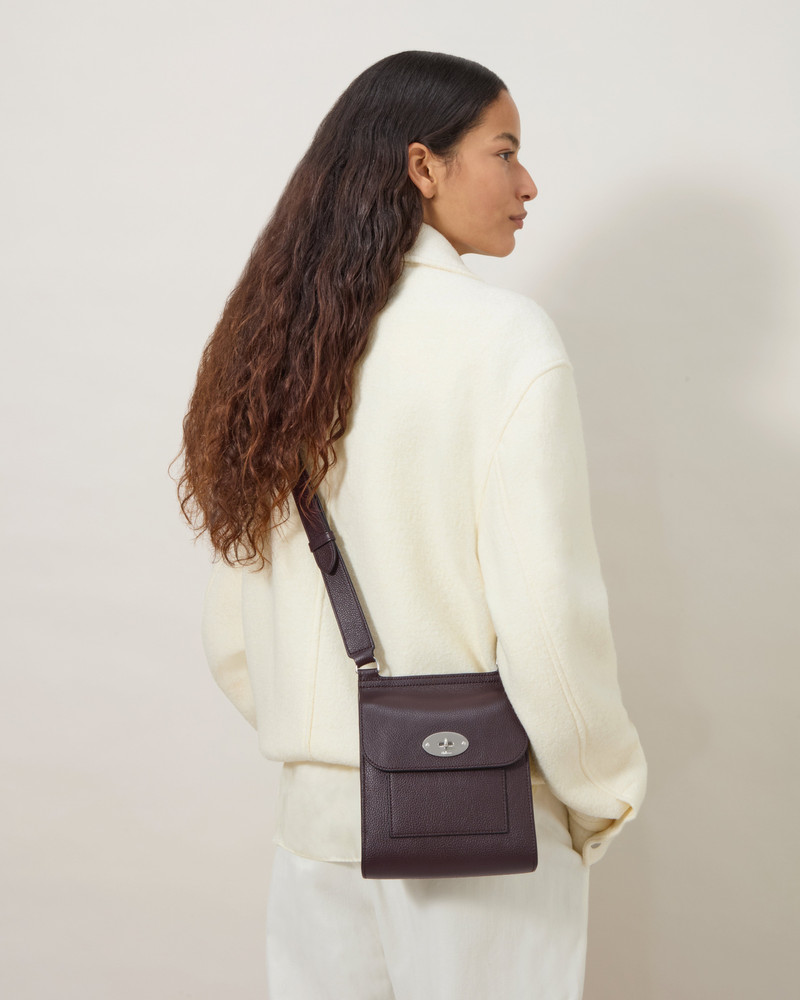 Mulberry Small Antony
Ebony Small Classic Grain outlook