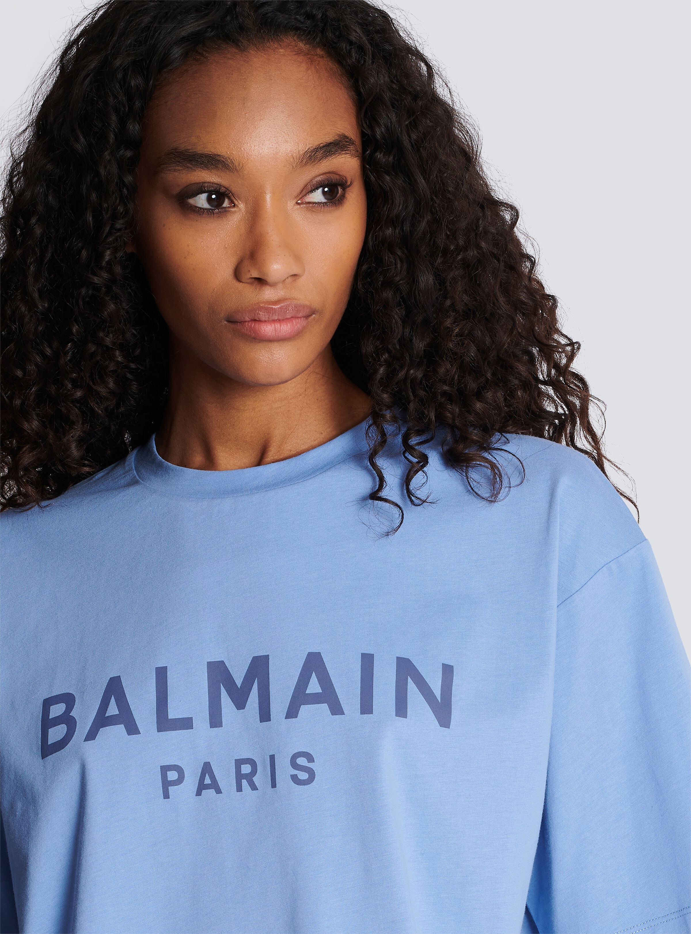 Cropped printed Balmain logo T-shirt - 7