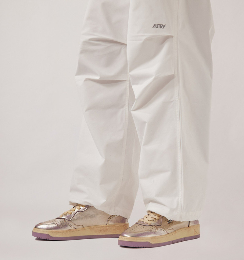 AUTRY MEDALIST LOW SUPER VINTAGE SNEAKERS IN PLATINUM AND LILAC LEATHER outlook
