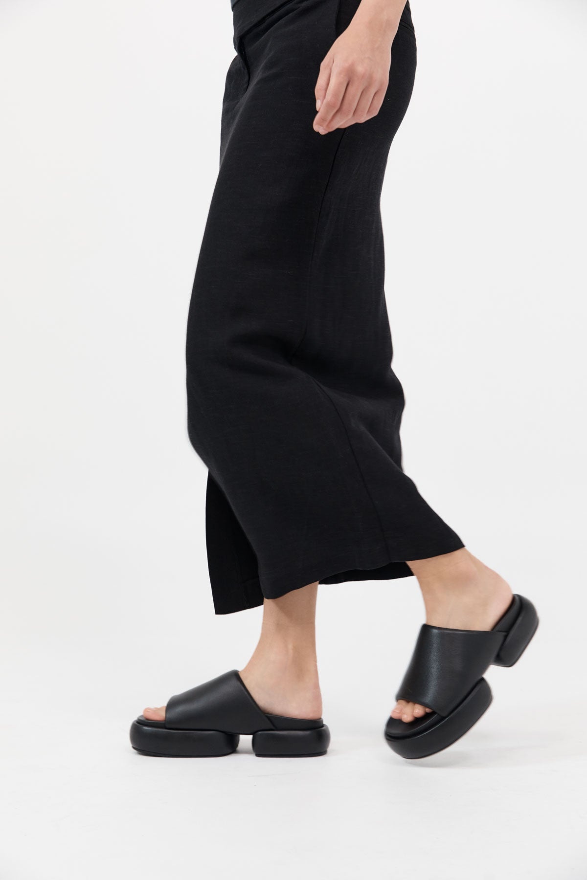 Minimal Pillow Slides - Black - 1