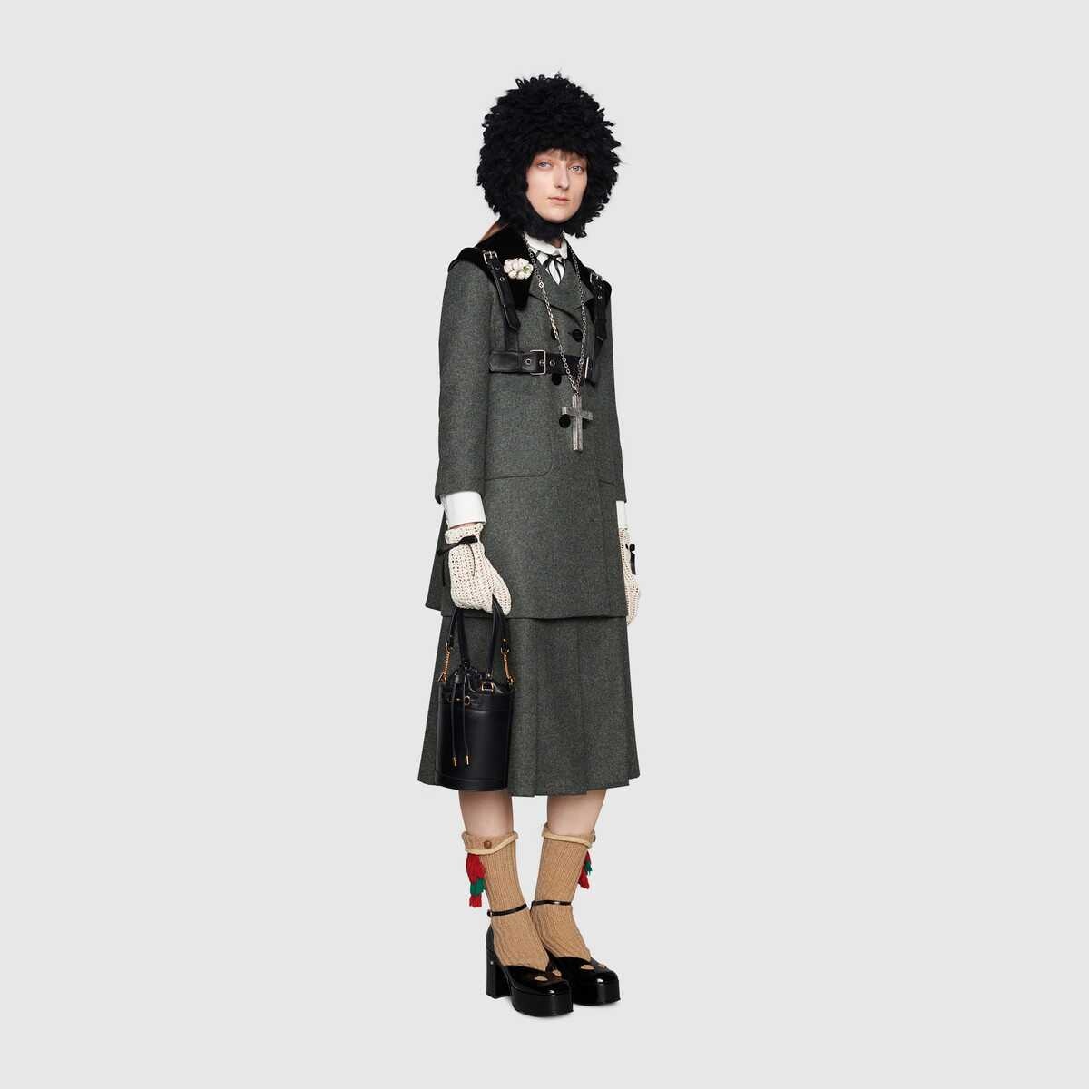 Wool coat with floral brooch - 2