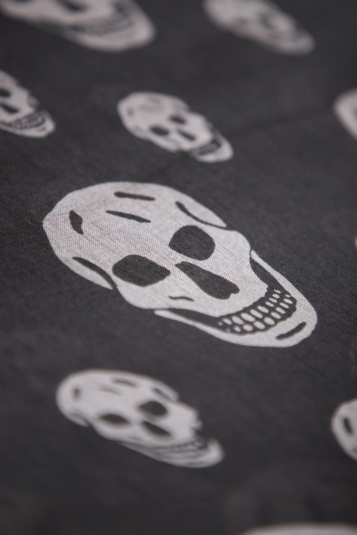 McQueen Skull Silk Scarf Black/Ivory - 2