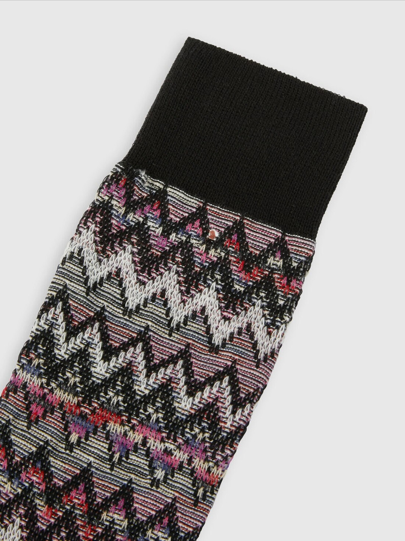 Short socks in 100% cotton with striped zig-zag pattern. 3