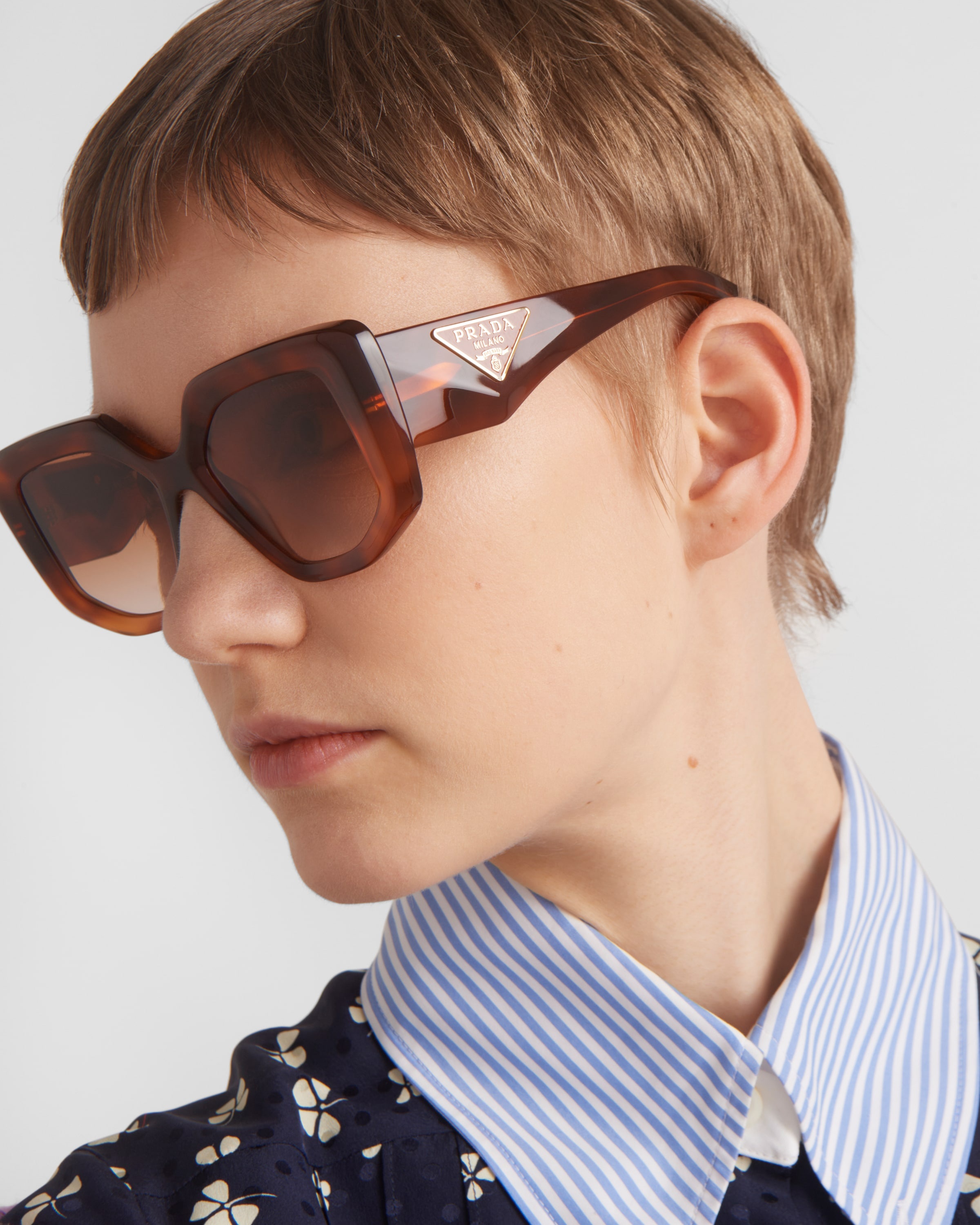 Sunglasses with the Prada logo - 6