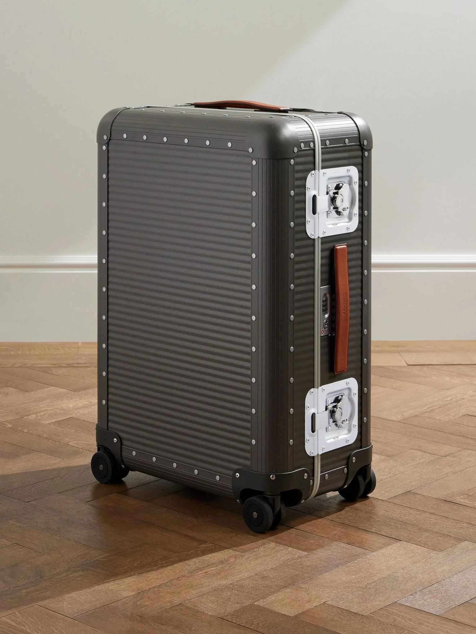 Bank Spinner 68cm Leather-Trimmed Aluminium Suitcase Gray - 1