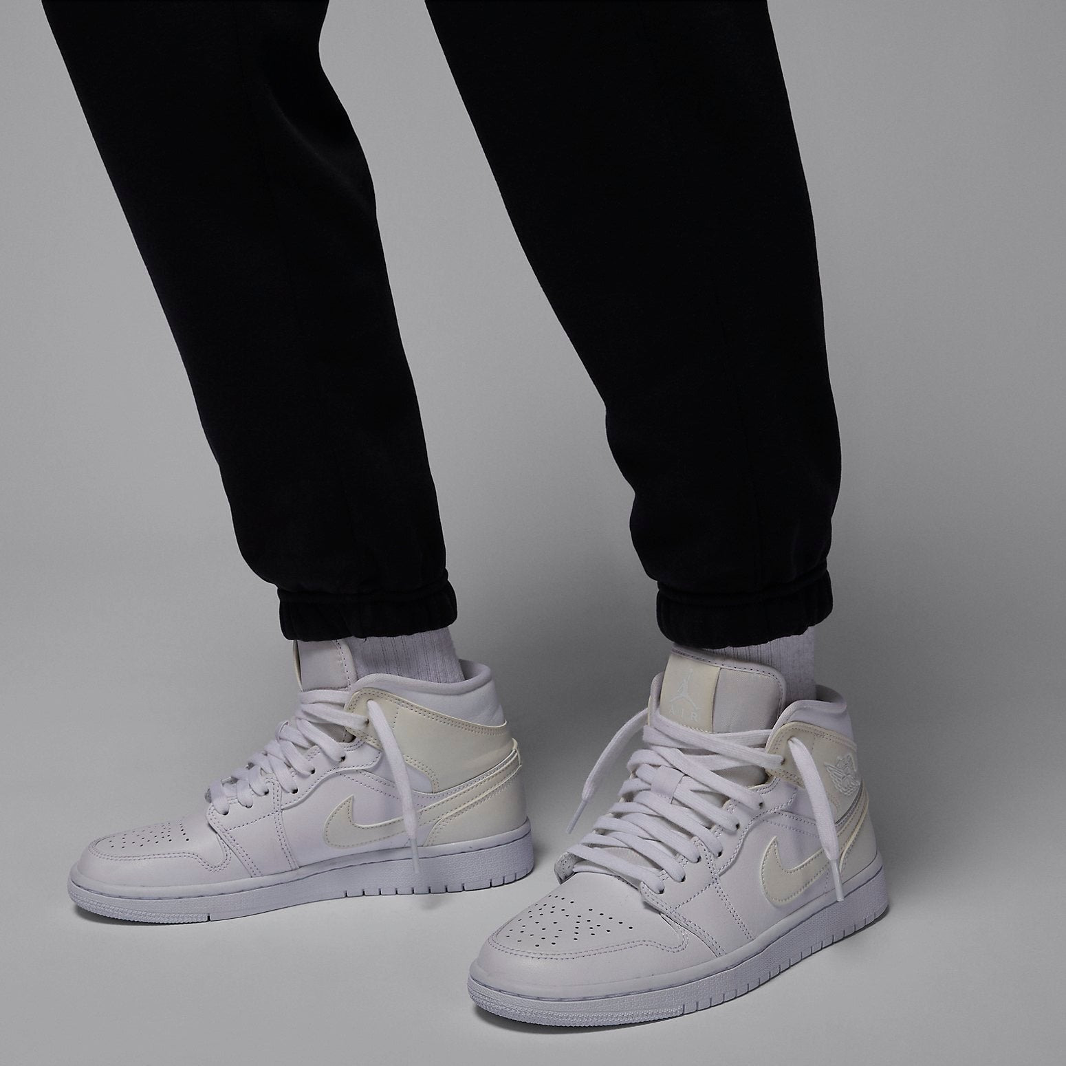 (WMNS) Air Jordan Brooklyn Fleece 'Black' FN4495-010 - 4