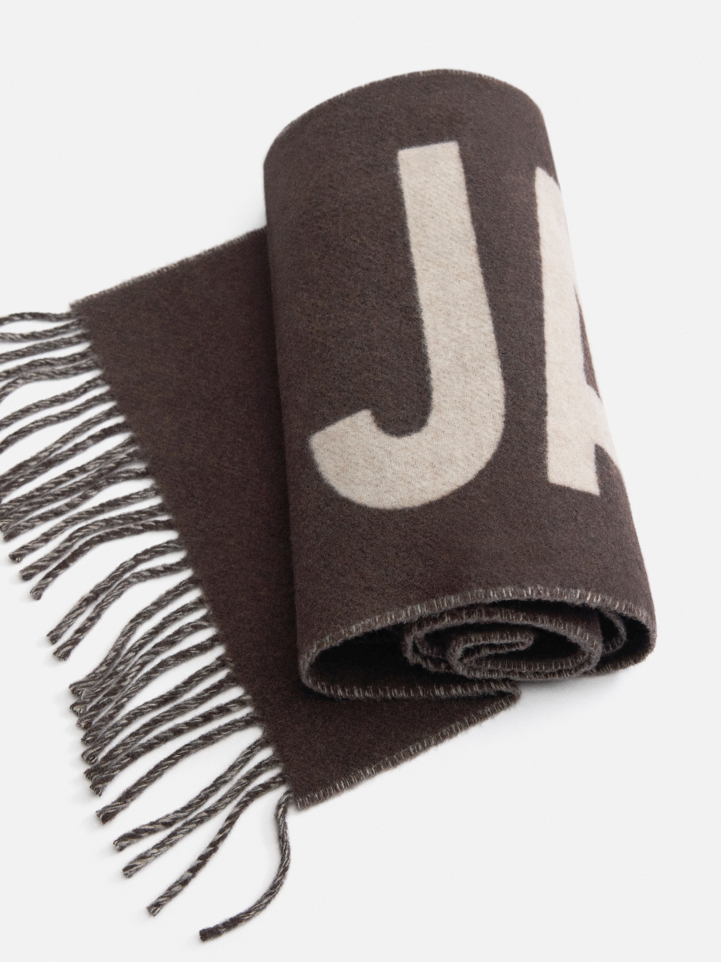 The Jacquemus scarf - 2