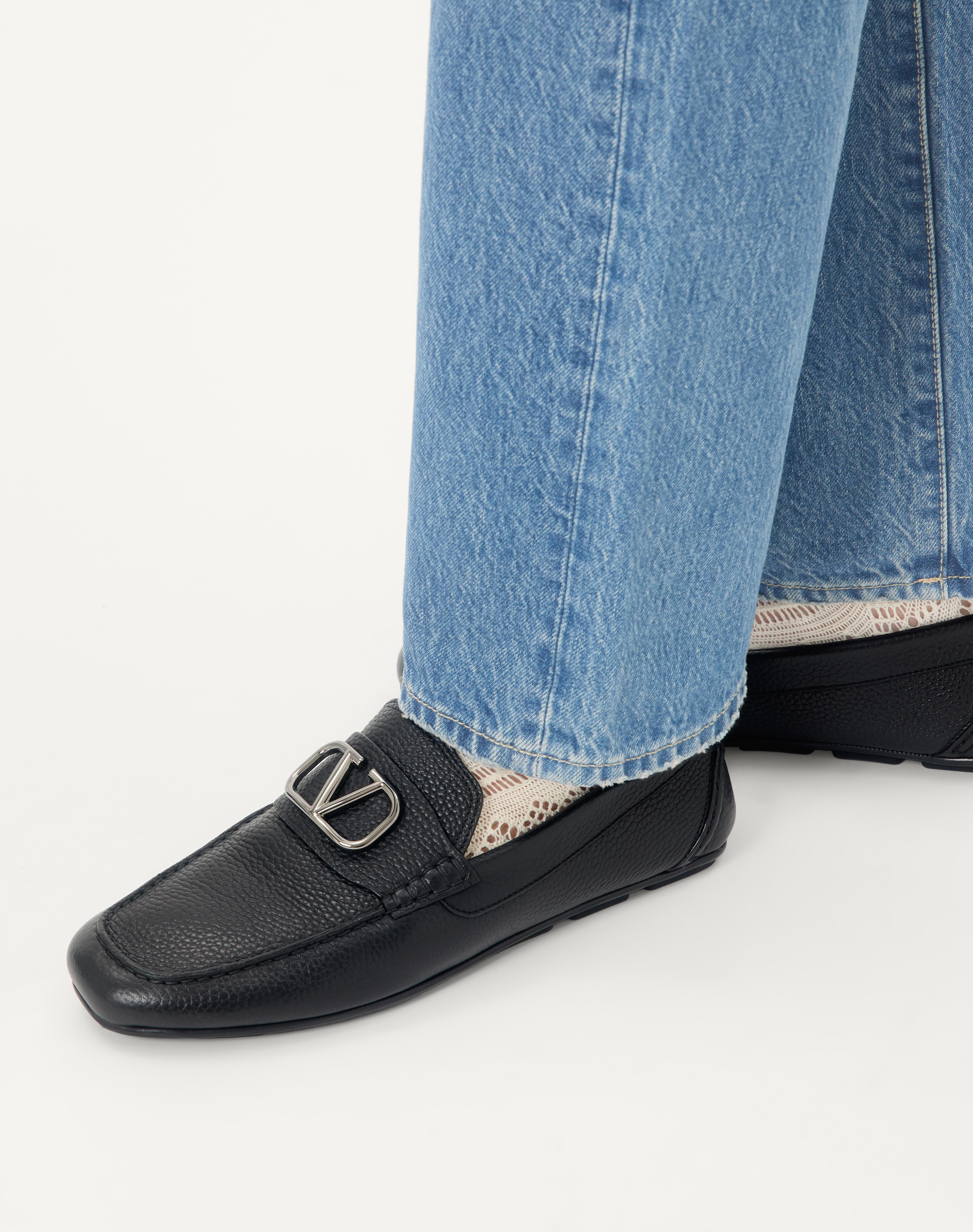 VLOGO SIGNATURE GRAINY CALFSKIN DRIVING SHOE - 2