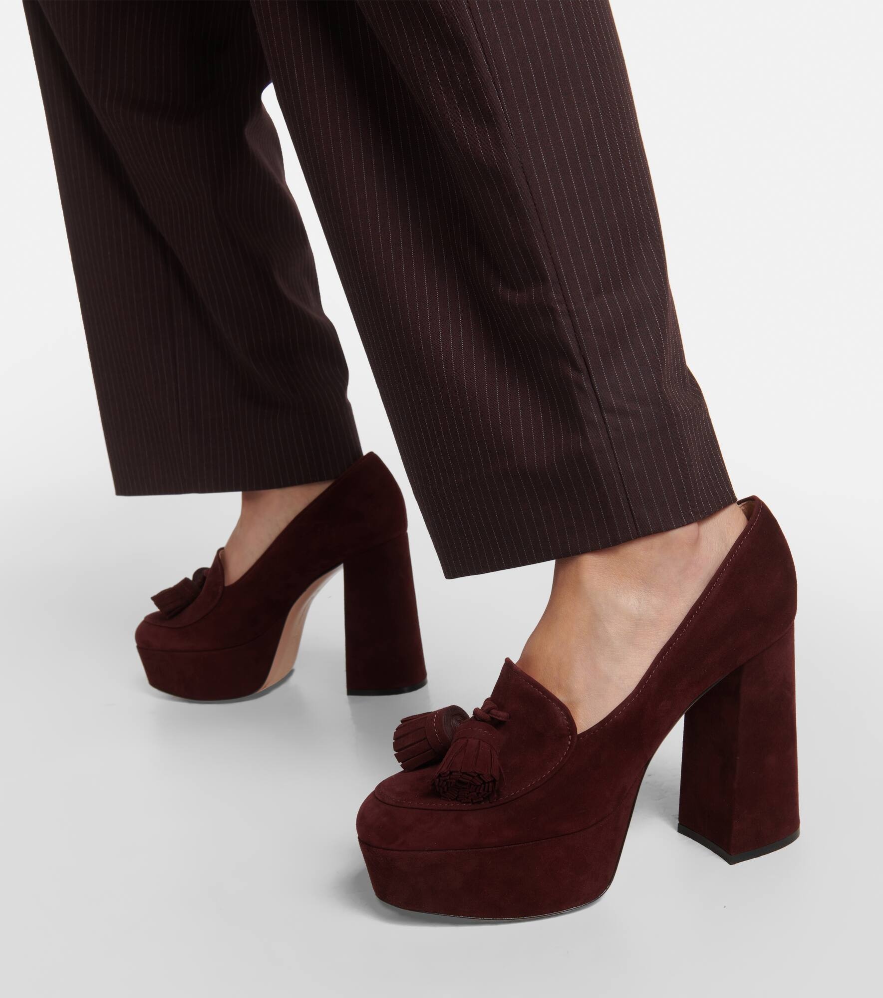 Tassel-trimmed suede platform pumps - 4