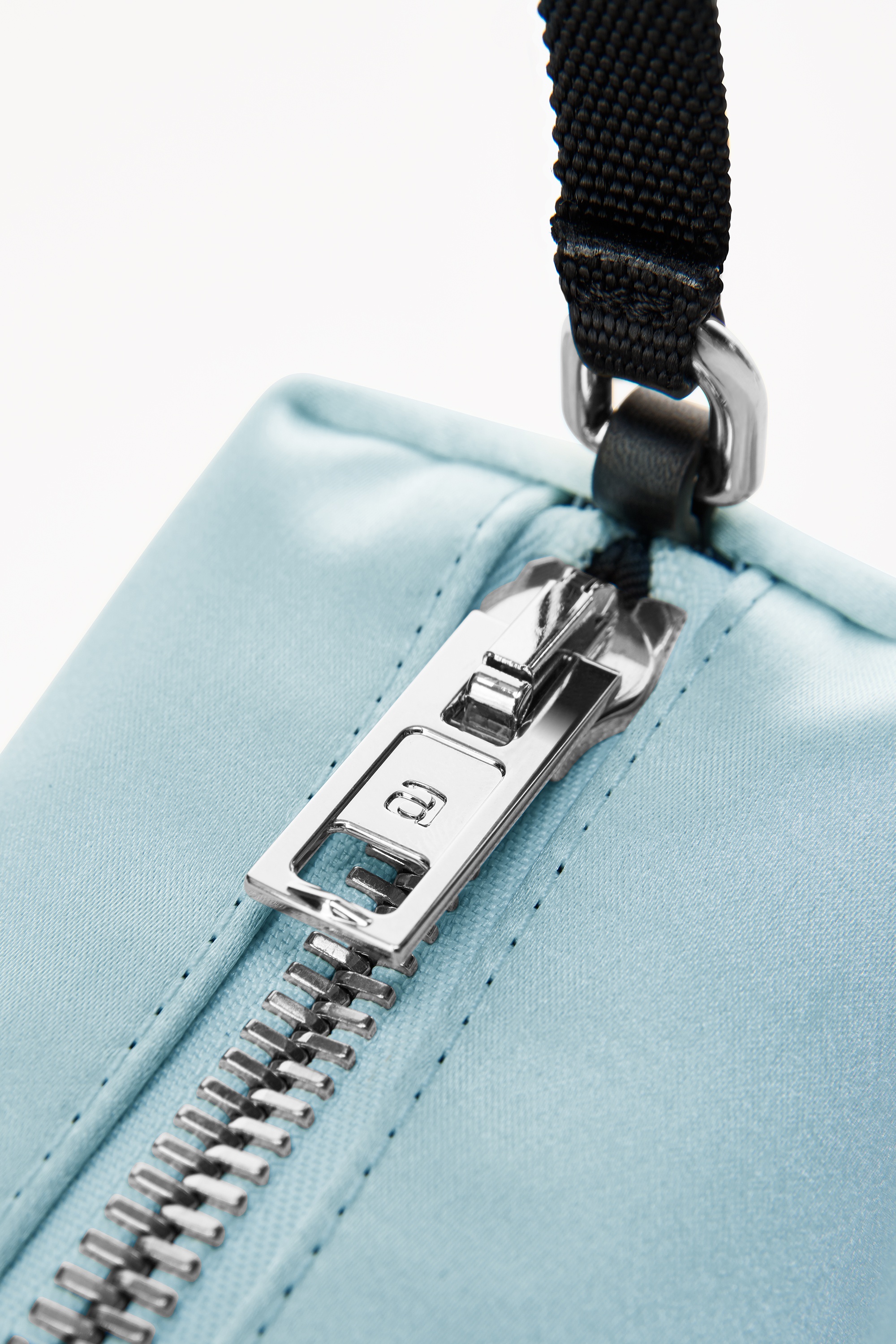 HEIRESS POUCH IN SATIN 3