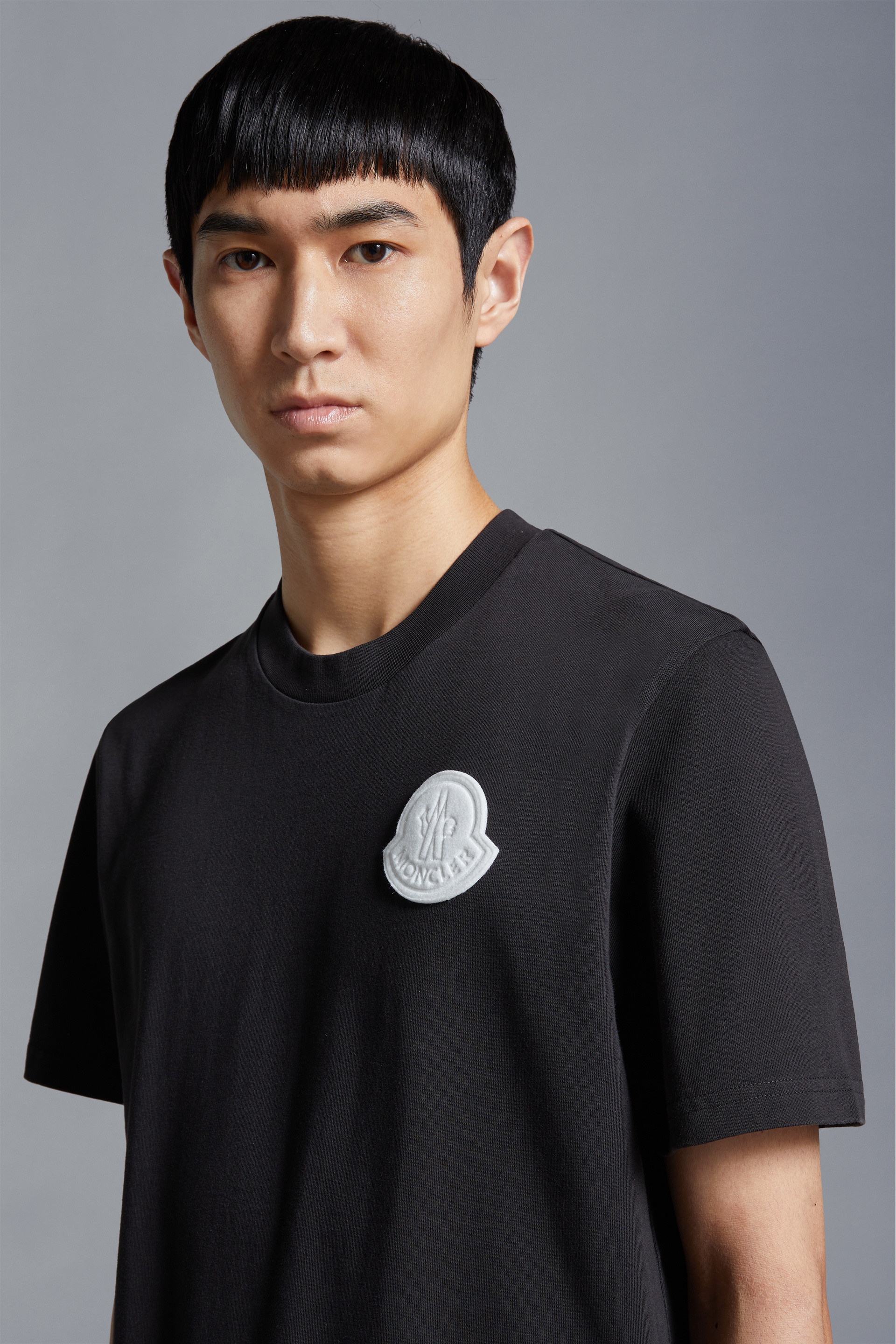 【Moncler】メンズ★T-shirt in cotone con patch logatoTシャツ Moncler logo-patch Cotton T-shirt | White | FARFETCH ID