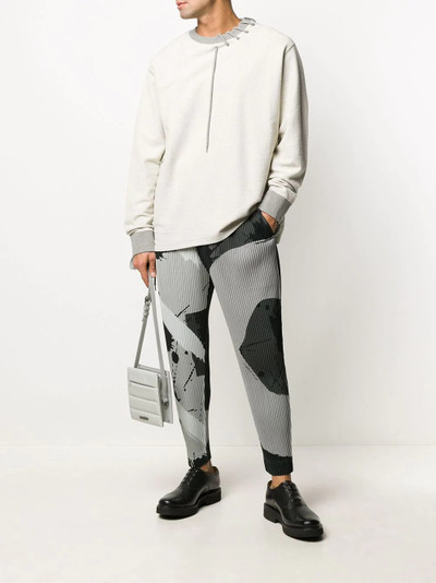 ISSEY MIYAKE abstract-print pleated trousers outlook