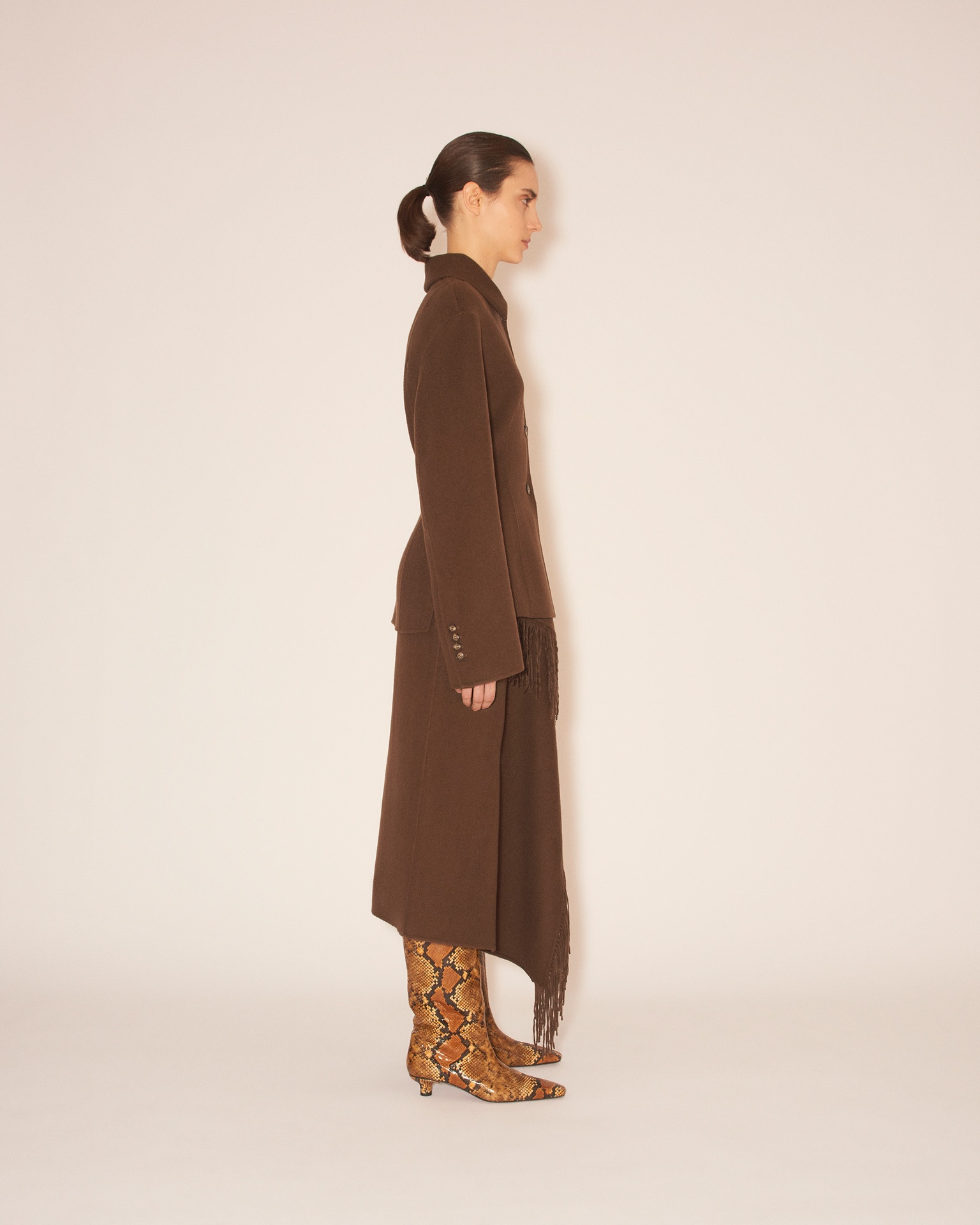 MAGDA - High buttoned fitted tailored blazer with side split - Soil - 4