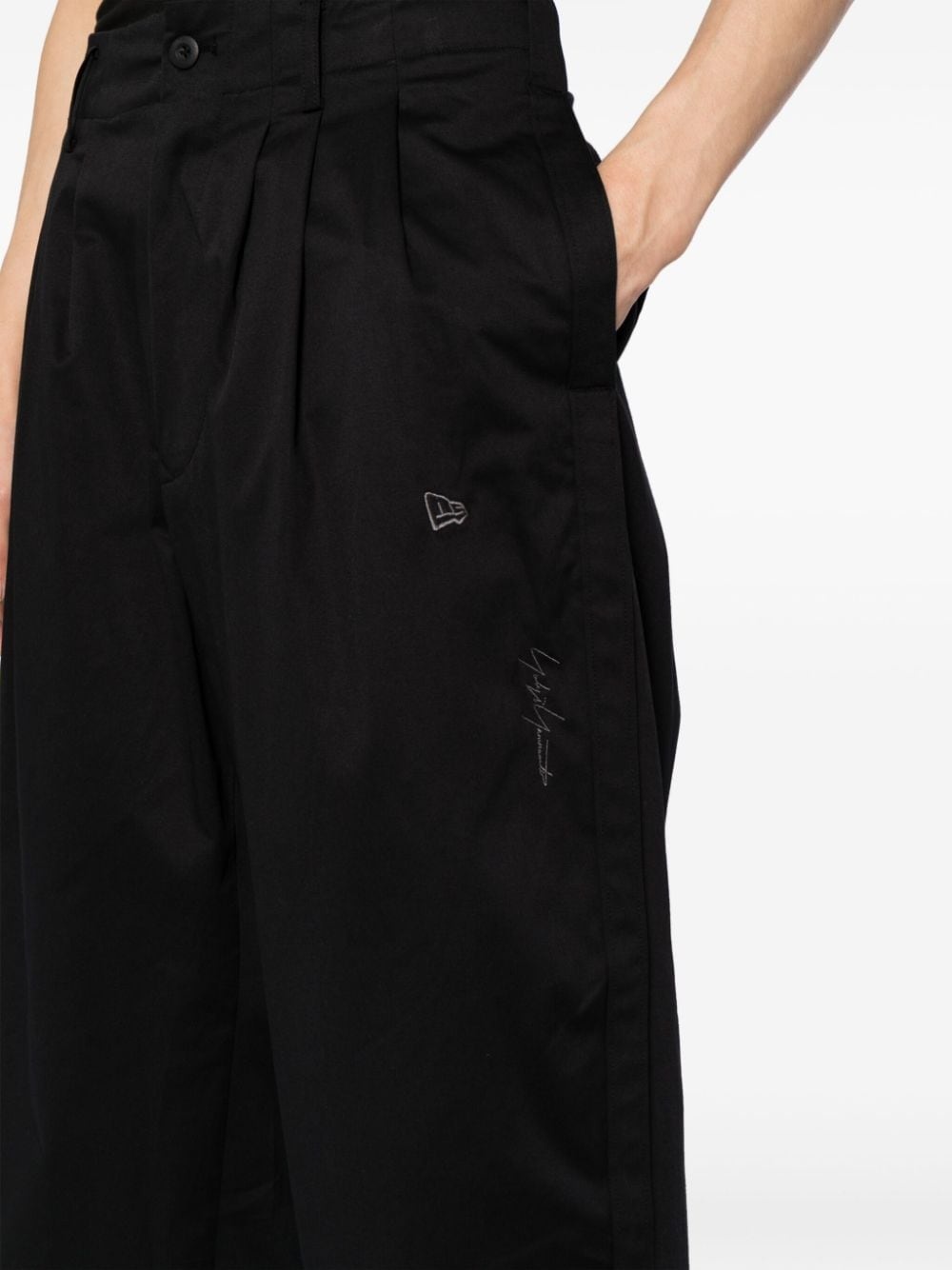 x New Era pleat-detail trousers - 5