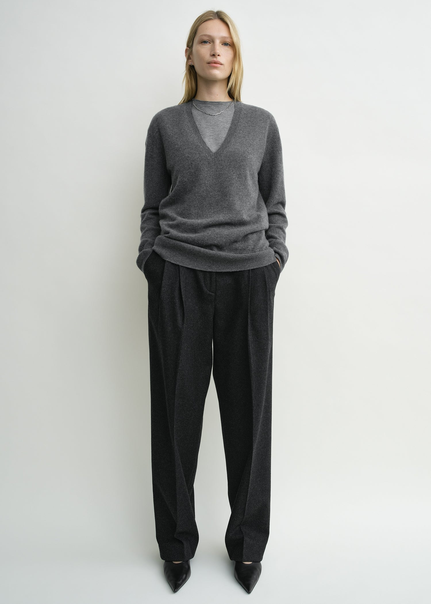Cashmere v-neck knit charcoal - 3