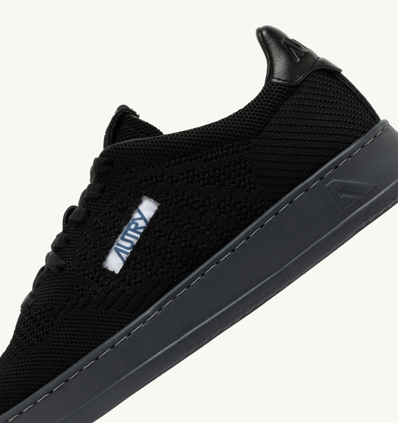 MEDALIST EASEKNIT LOW SNEAKERS IN BLACK KNIT 6