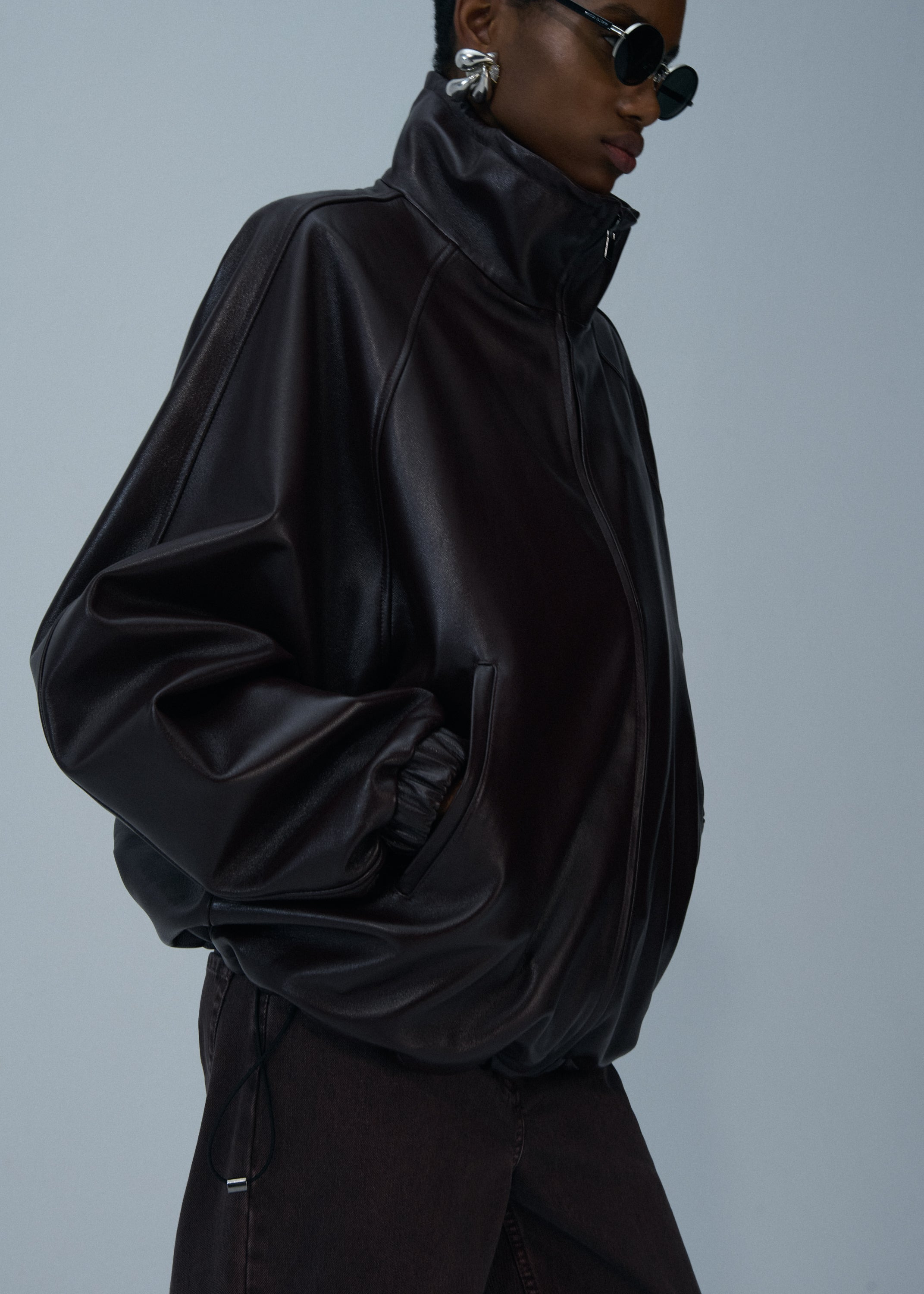 Elasticized leather bomber jacket in burgundy - 3