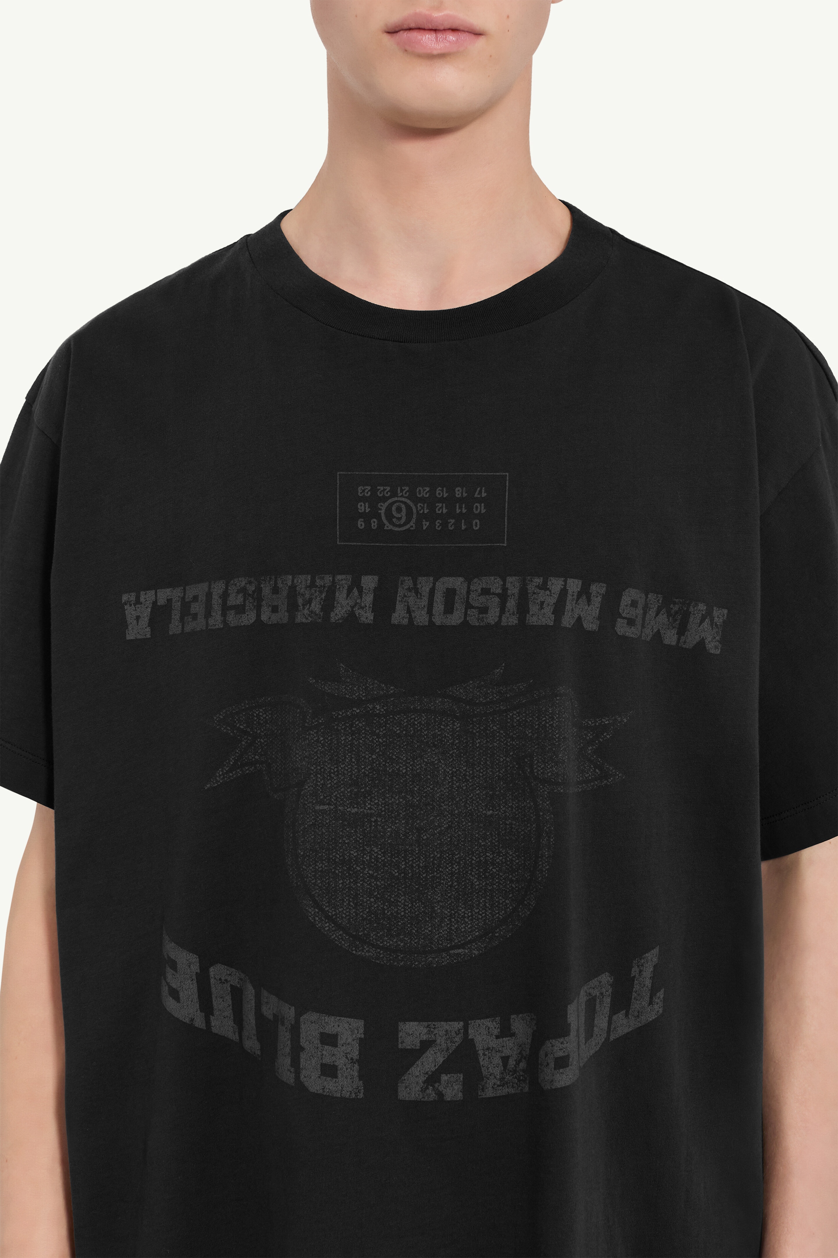【ハンサムコーデ】MM6 マルジェラ Topaz Blue Tシャツ Black Topaz Blue T-shirt by MM6 Maison Margiela on Sale