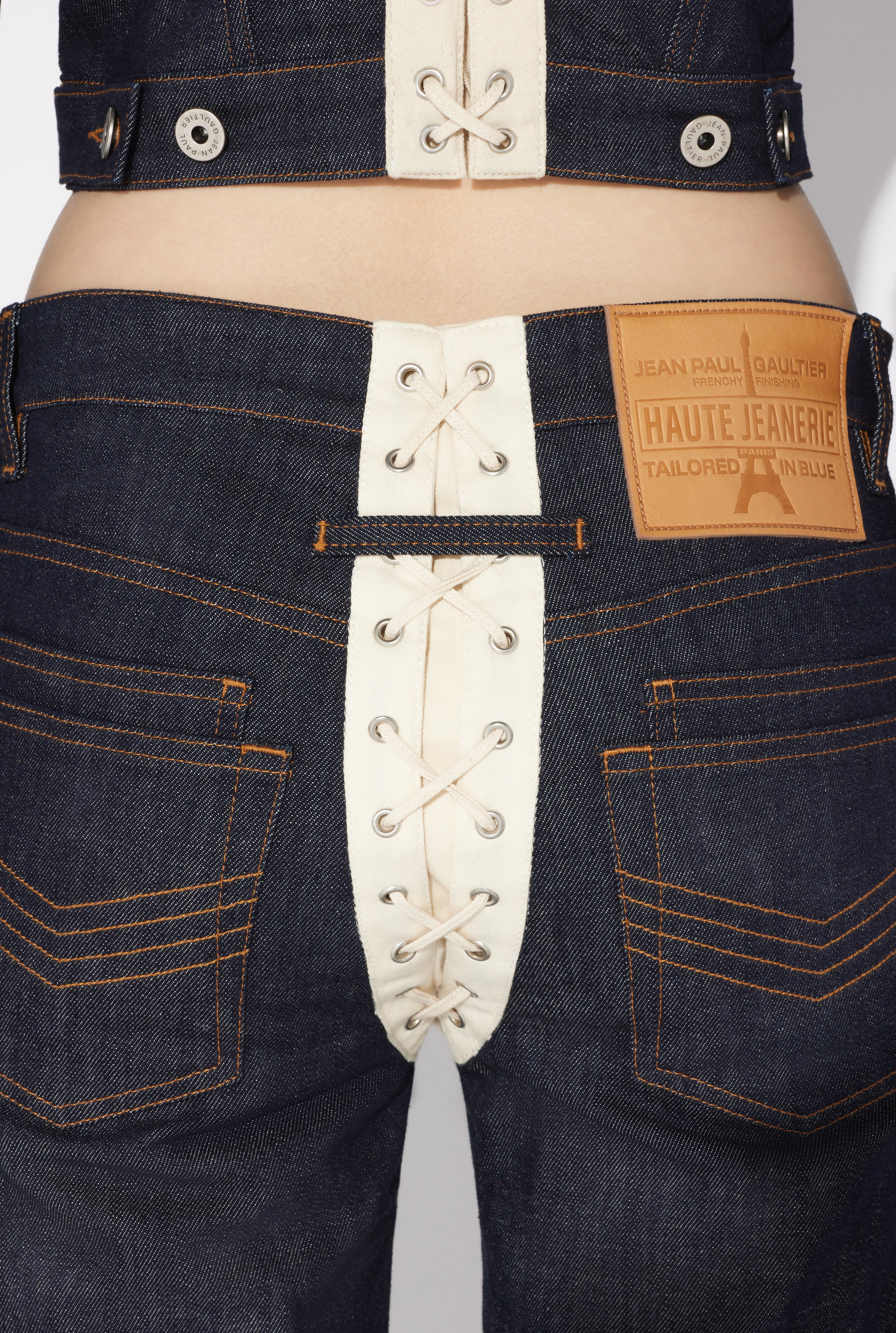 THE CONTRASTING LACE-UP DENIM JEANS - 5