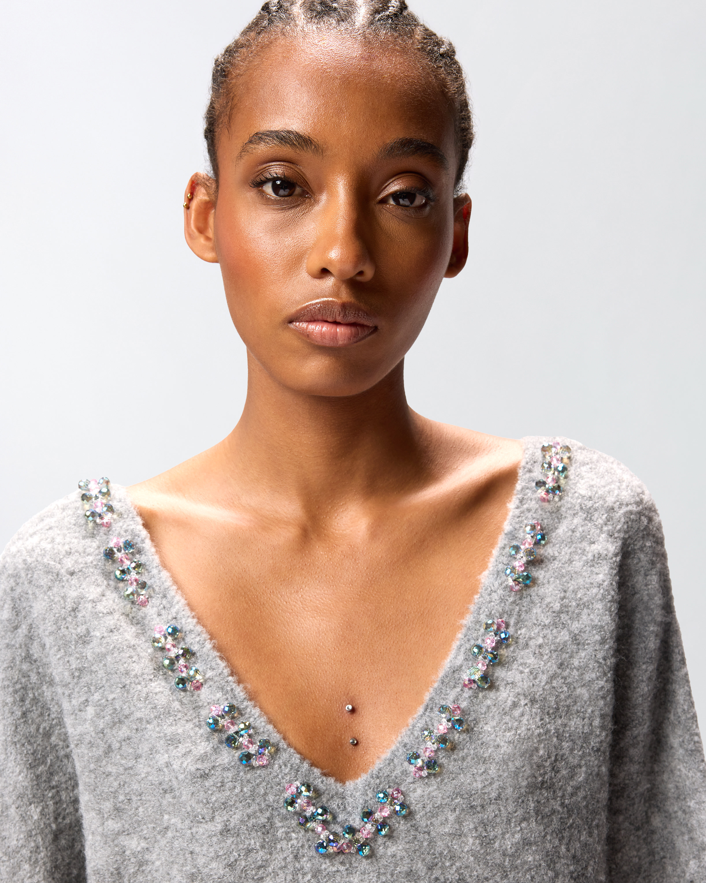 COMFORT WOOL SWEATER WITH EMBROIDERY ON THE NECKLINE - 5