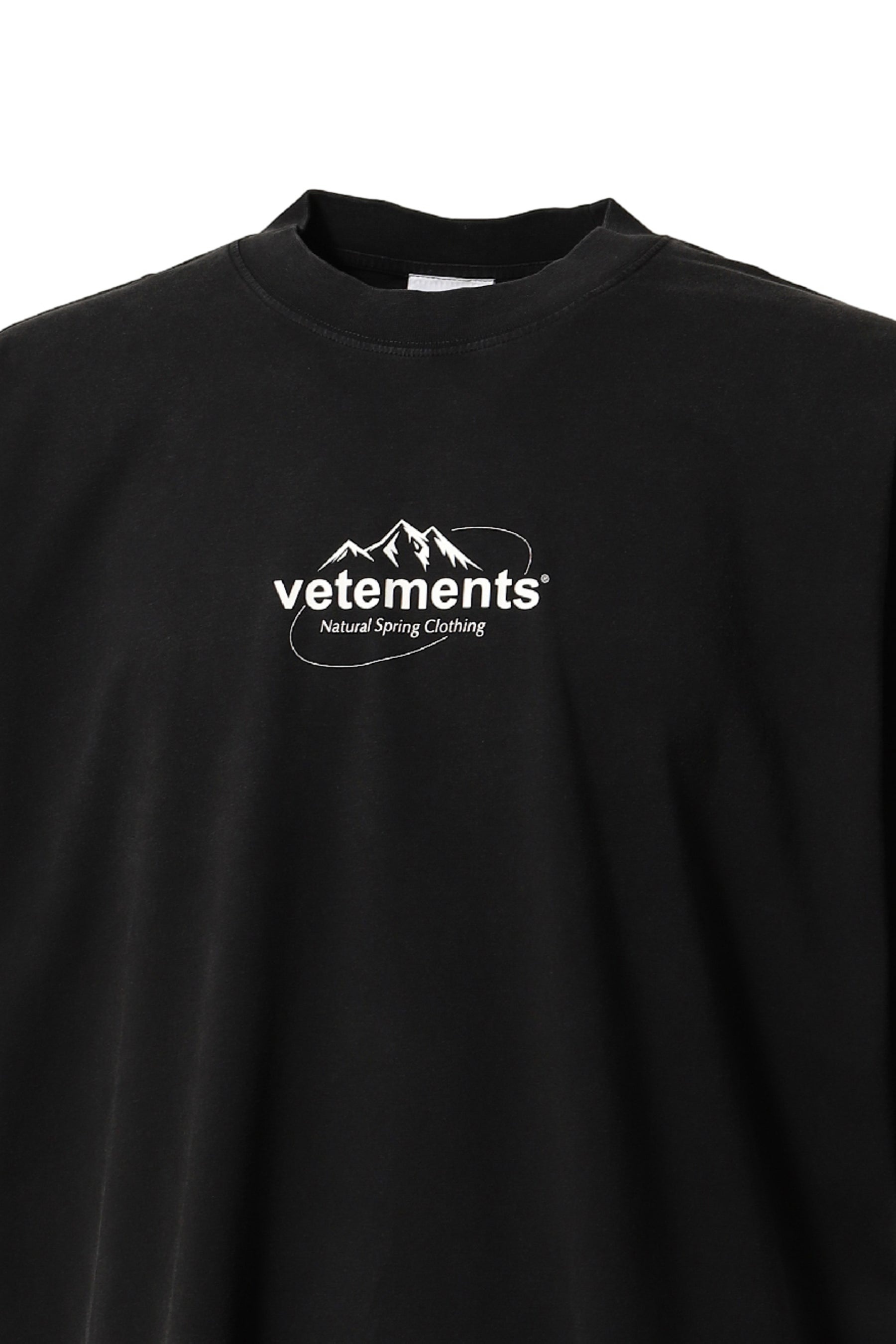人気★関税込【VETEMENTS】SPRING WATER LOGOTシャツBlack VETEMENTS Spring Water Logo T-shirt | Black | FARFETCH